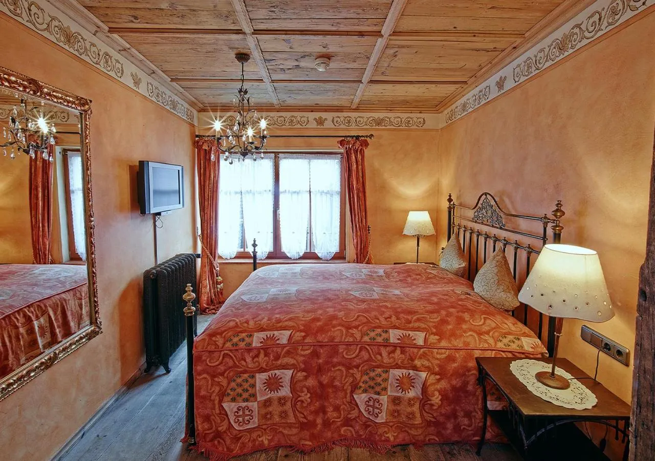 Bed in Historik Hotel Gotisches Haus garni