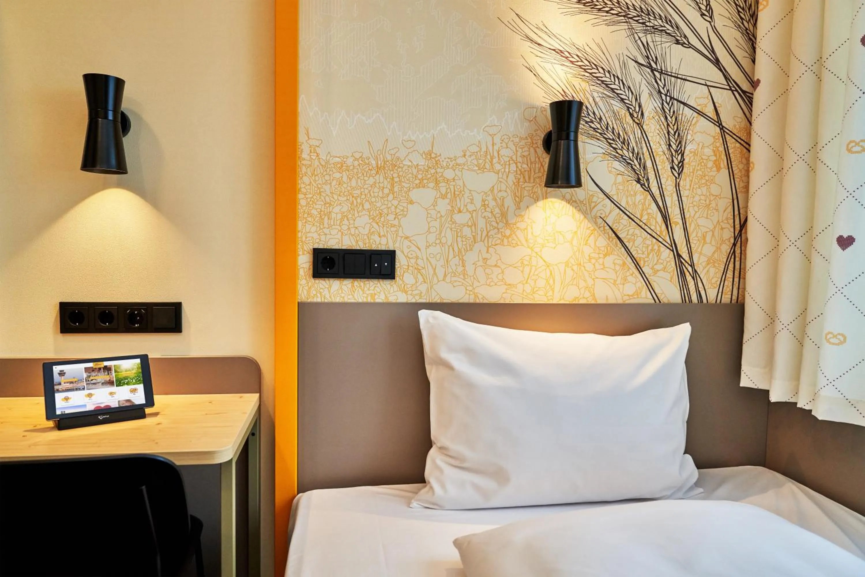 Bed in McDreams Hotel München-Nord