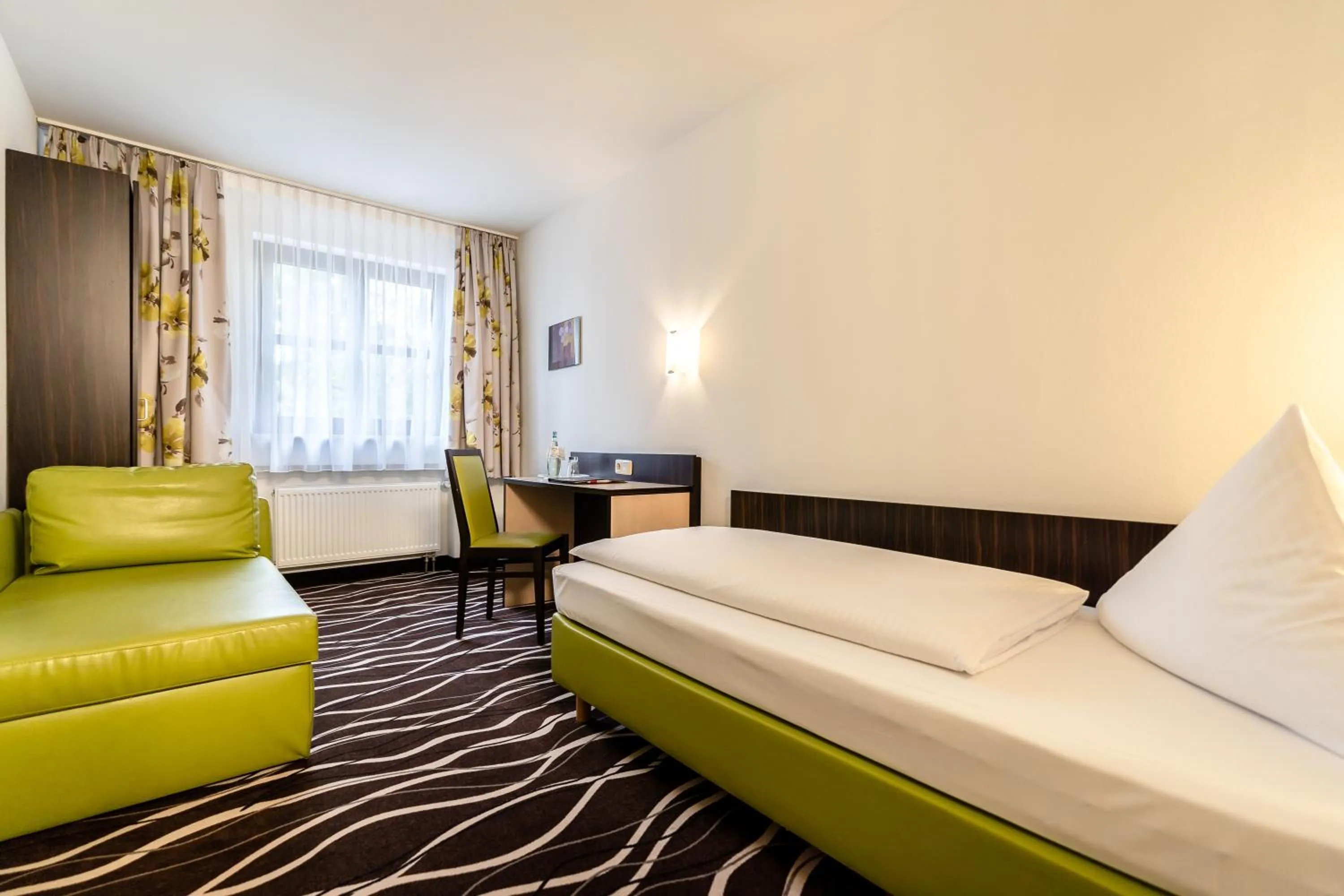 Photo of the whole room, Bed in Hotel Demas München-Unterhaching