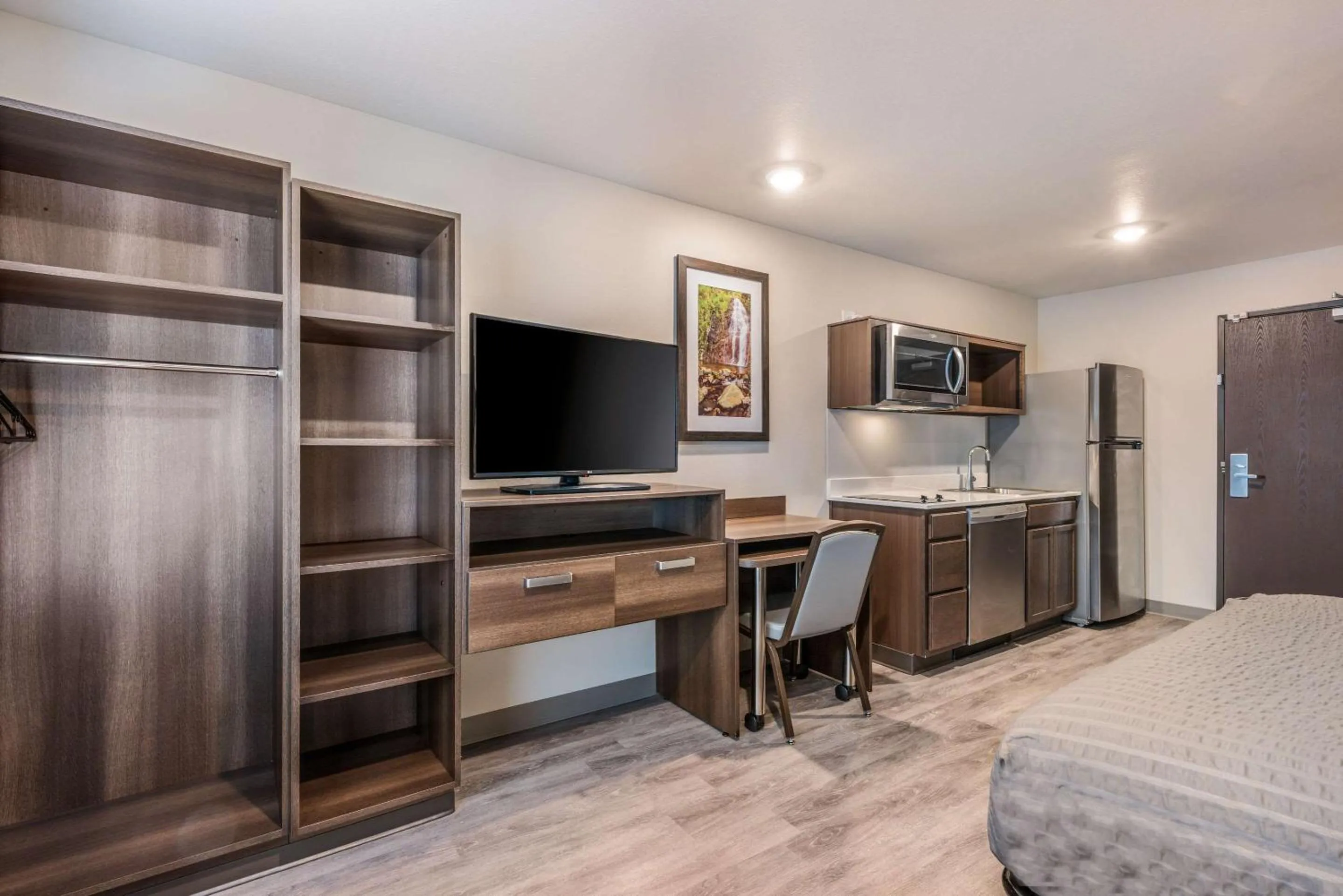 Photo of the whole room, Bed in WoodSpring Suites Linden