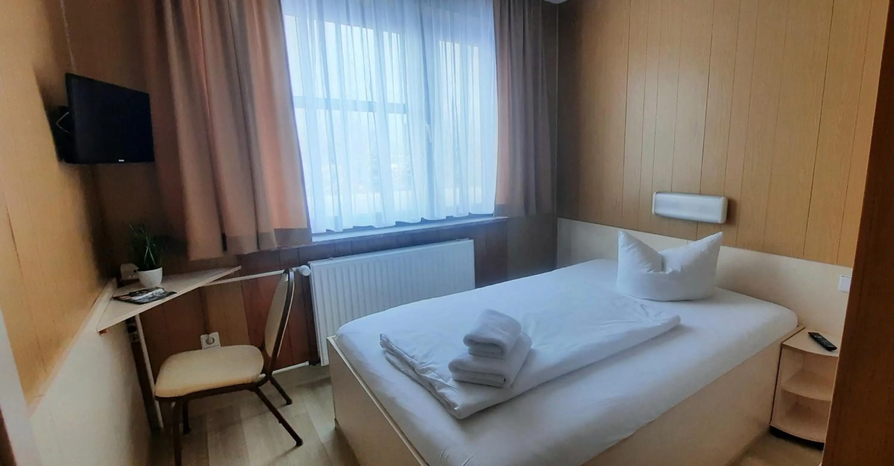 Photo of the whole room, Bed in Central-Hotel Tegel
