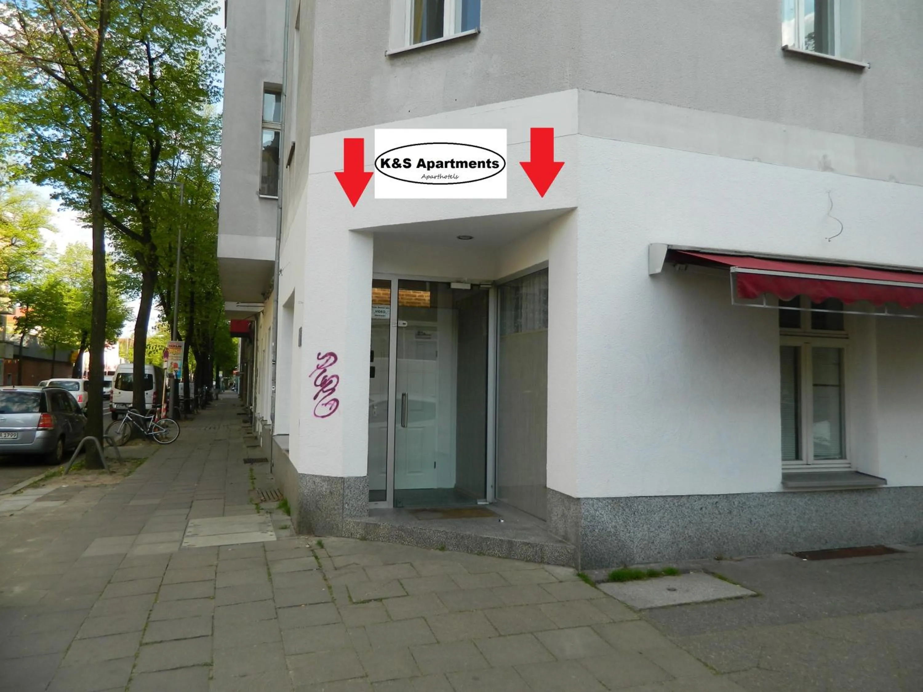 Facade/entrance in K&S Apartments