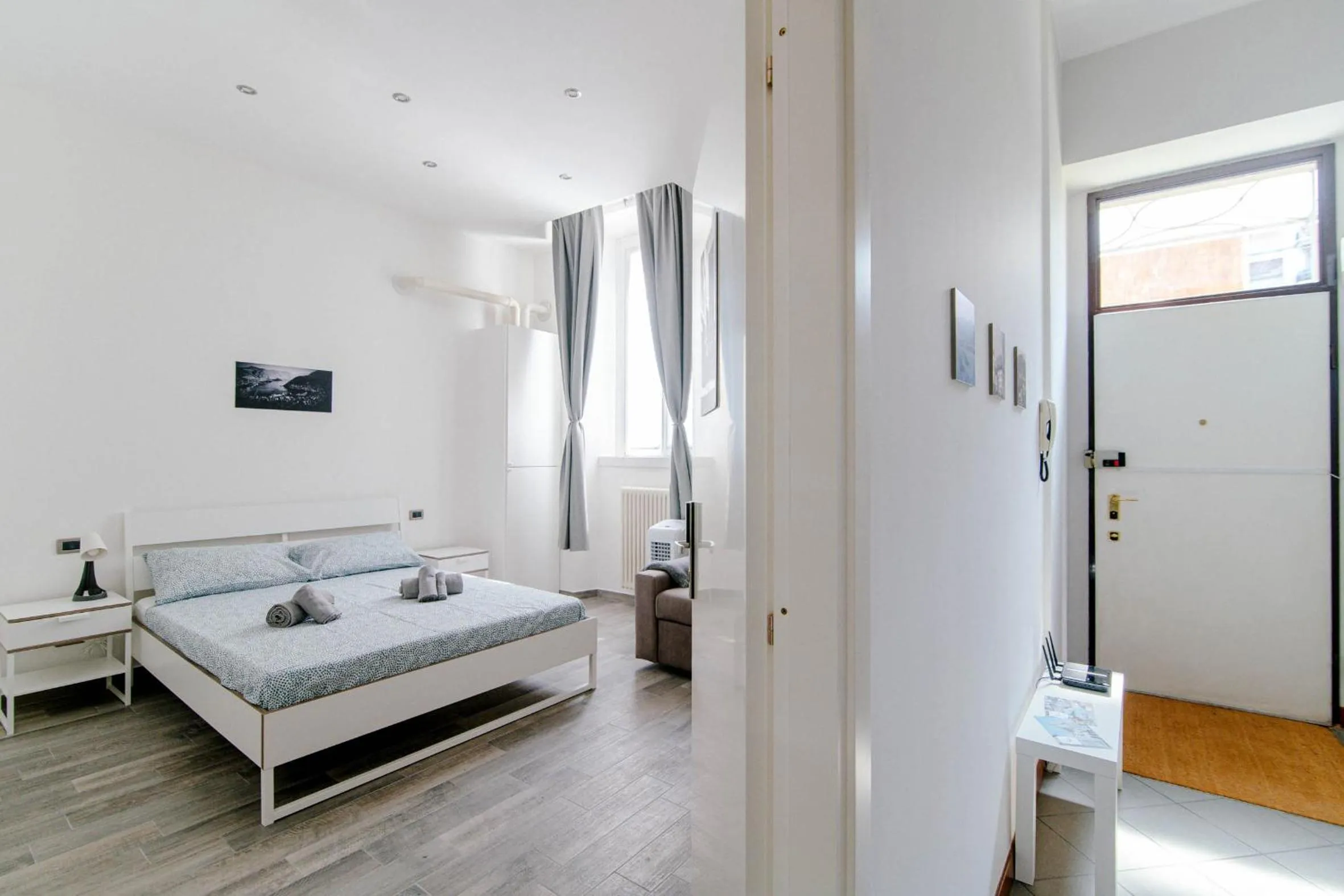 Photo of the whole room, Bed in Downtown Rooms