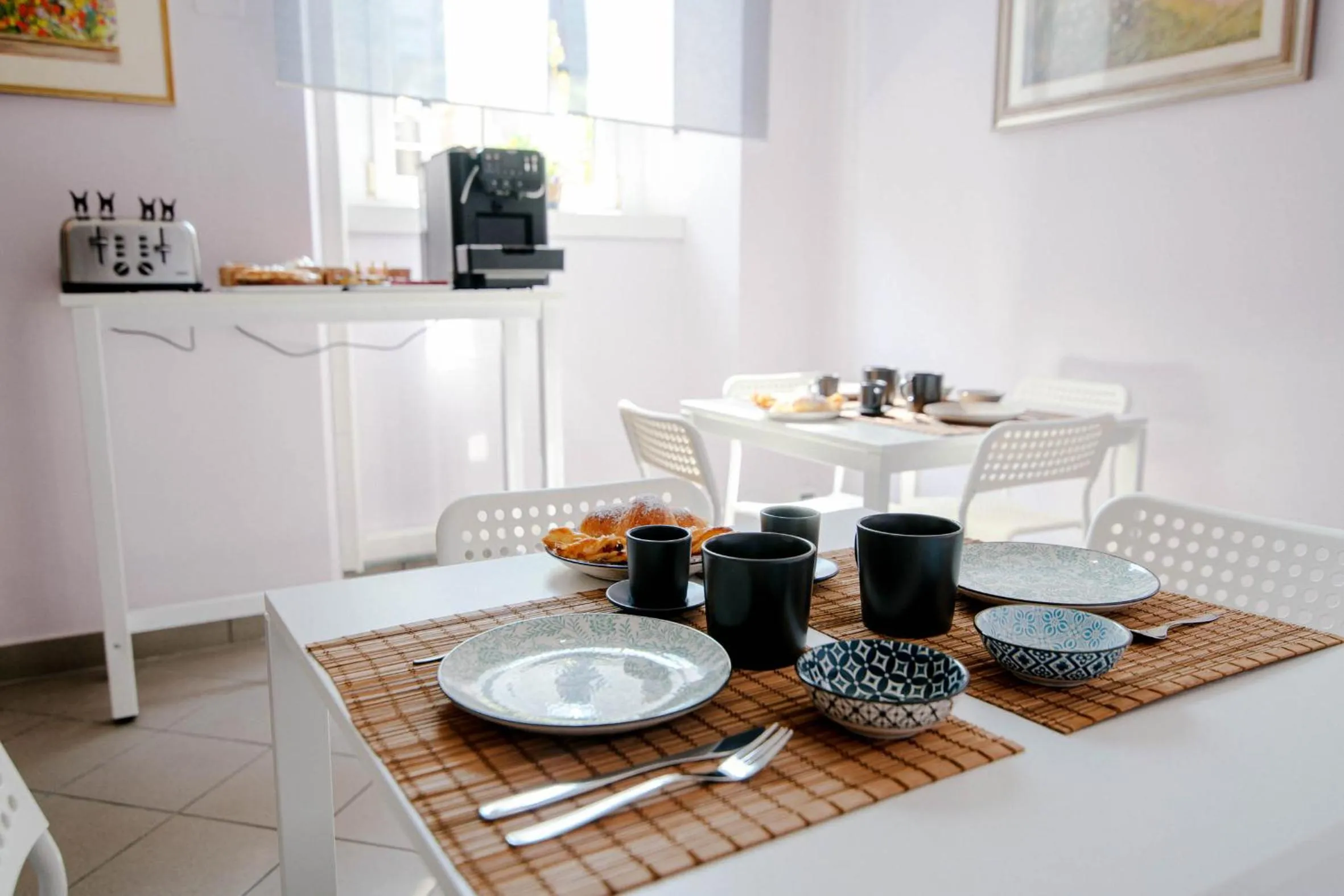 Breakfast in Downtown Rooms