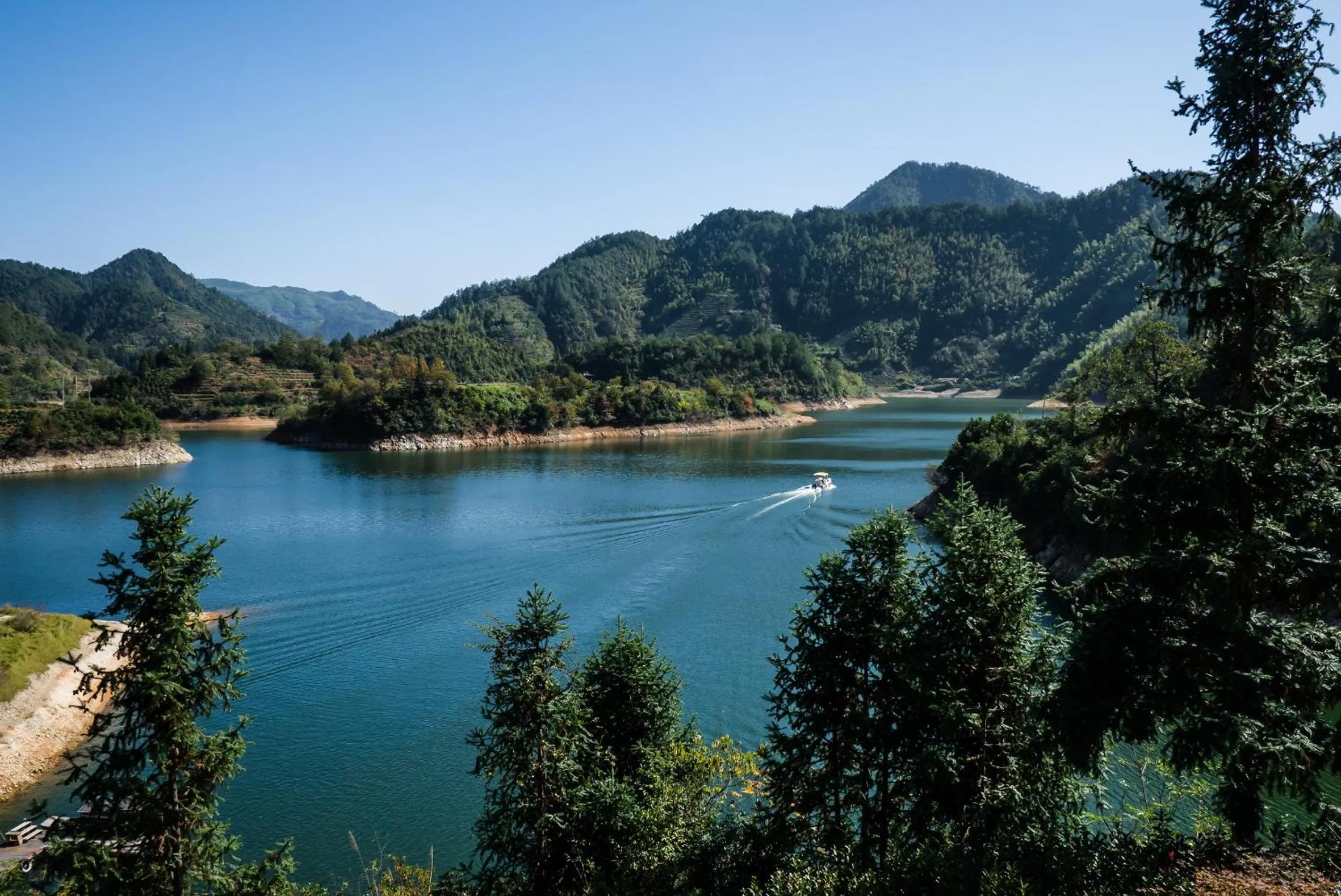 Lake view in Huangshan Demaotang Hotel