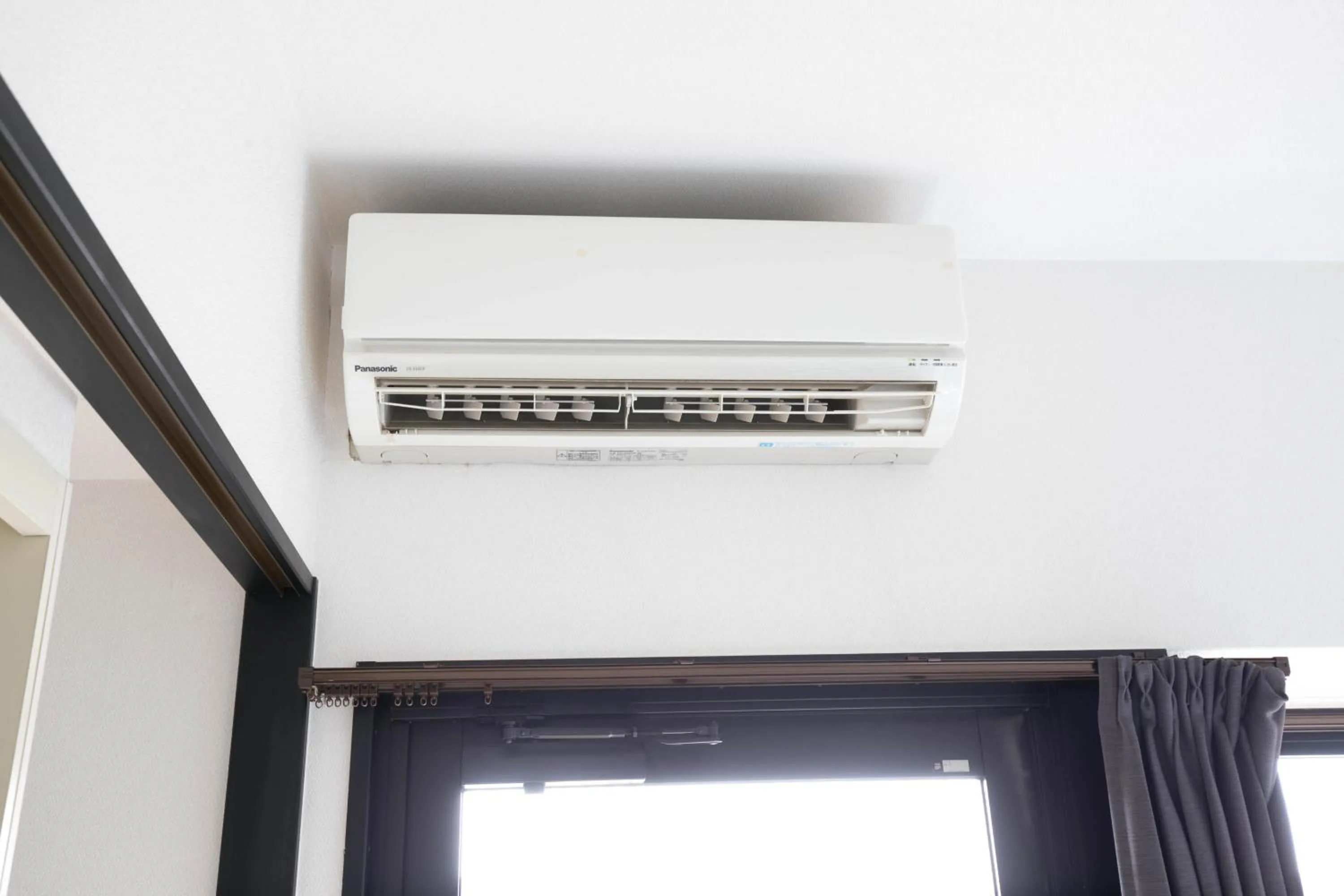 air conditioner in SUMIYOSHI APARTMENT Hotel 住吉アパートメントホテル