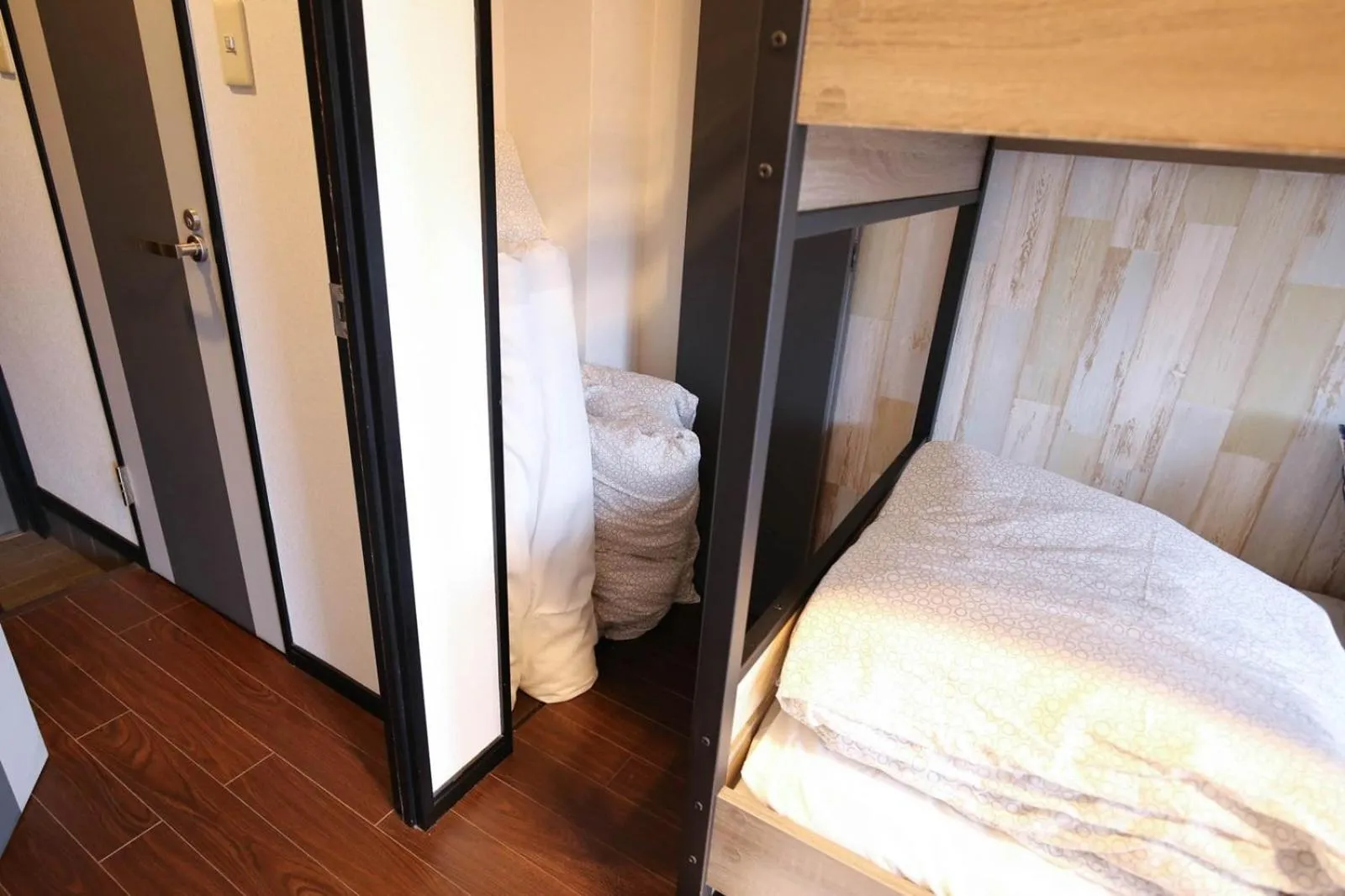 wardrobe, Bed in SUMIYOSHI APARTMENT Hotel 住吉アパートメントホテル