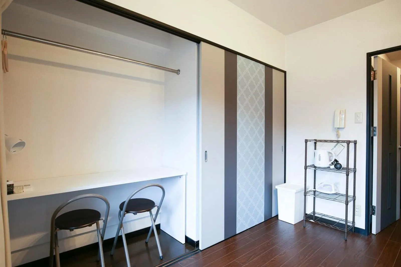 wardrobe in SUMIYOSHI APARTMENT Hotel 住吉アパートメントホテル