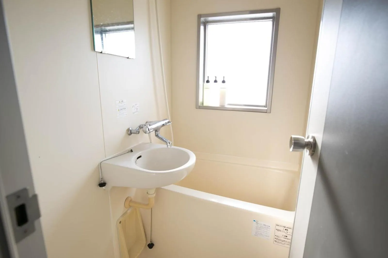 Shower in SUMIYOSHI APARTMENT Hotel 住吉アパートメントホテル