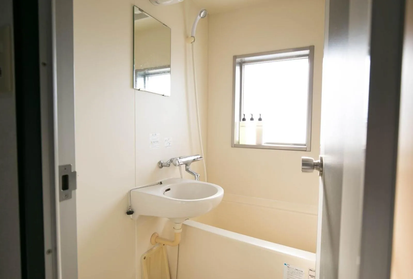 Shower in SUMIYOSHI APARTMENT Hotel 住吉アパートメントホテル