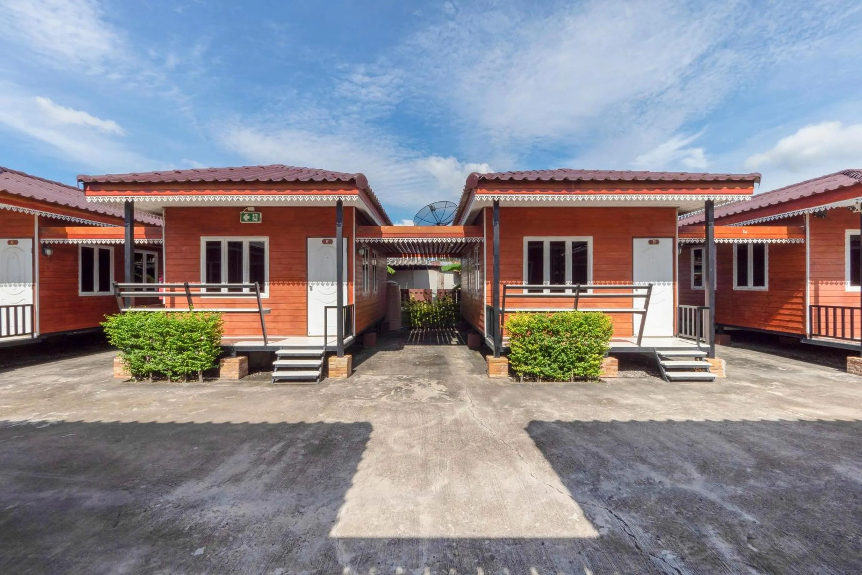 Facade/entrance in OYO 1166 Train Way Resort