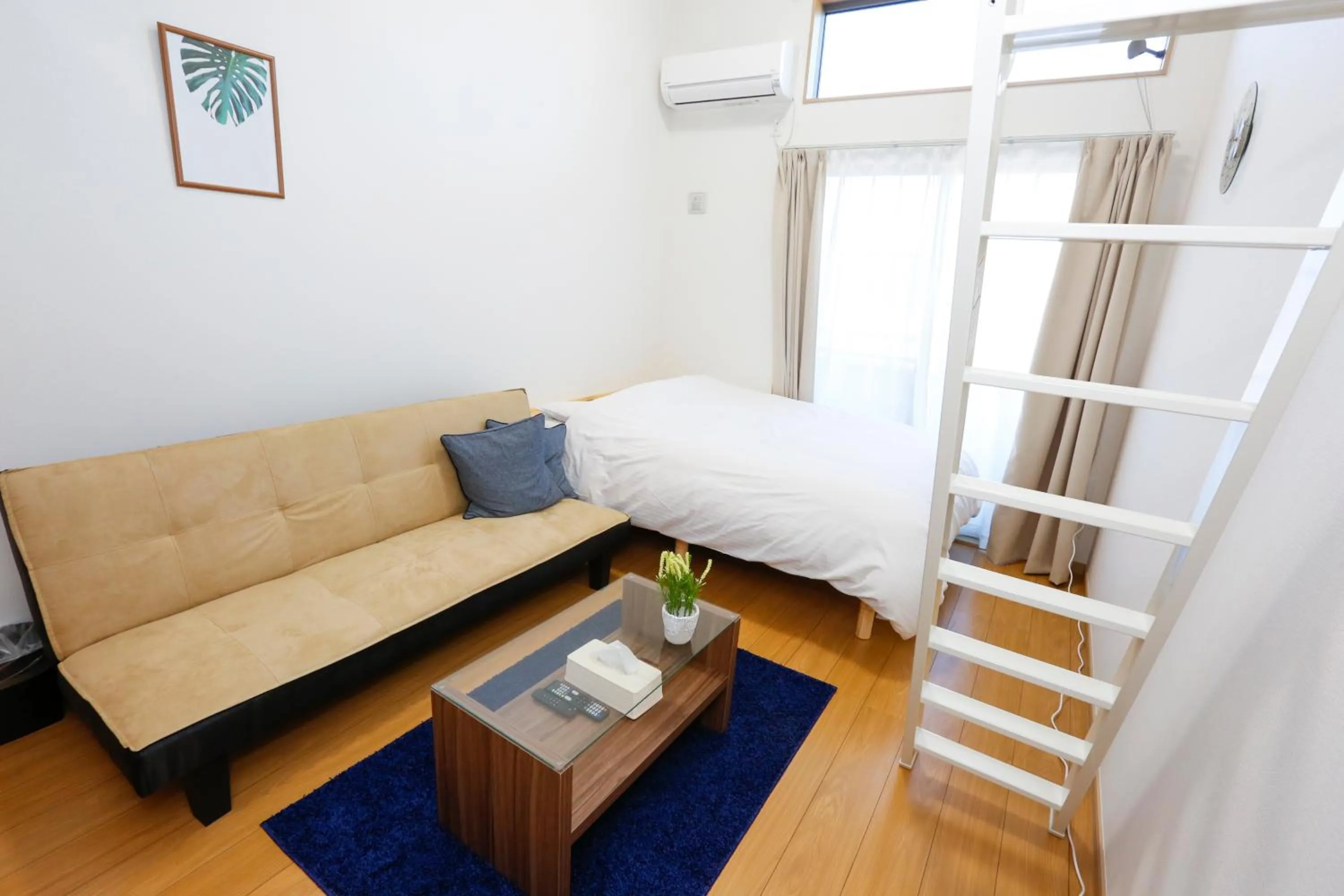 Living room, Bed in Tokyo Enjoy Hotel