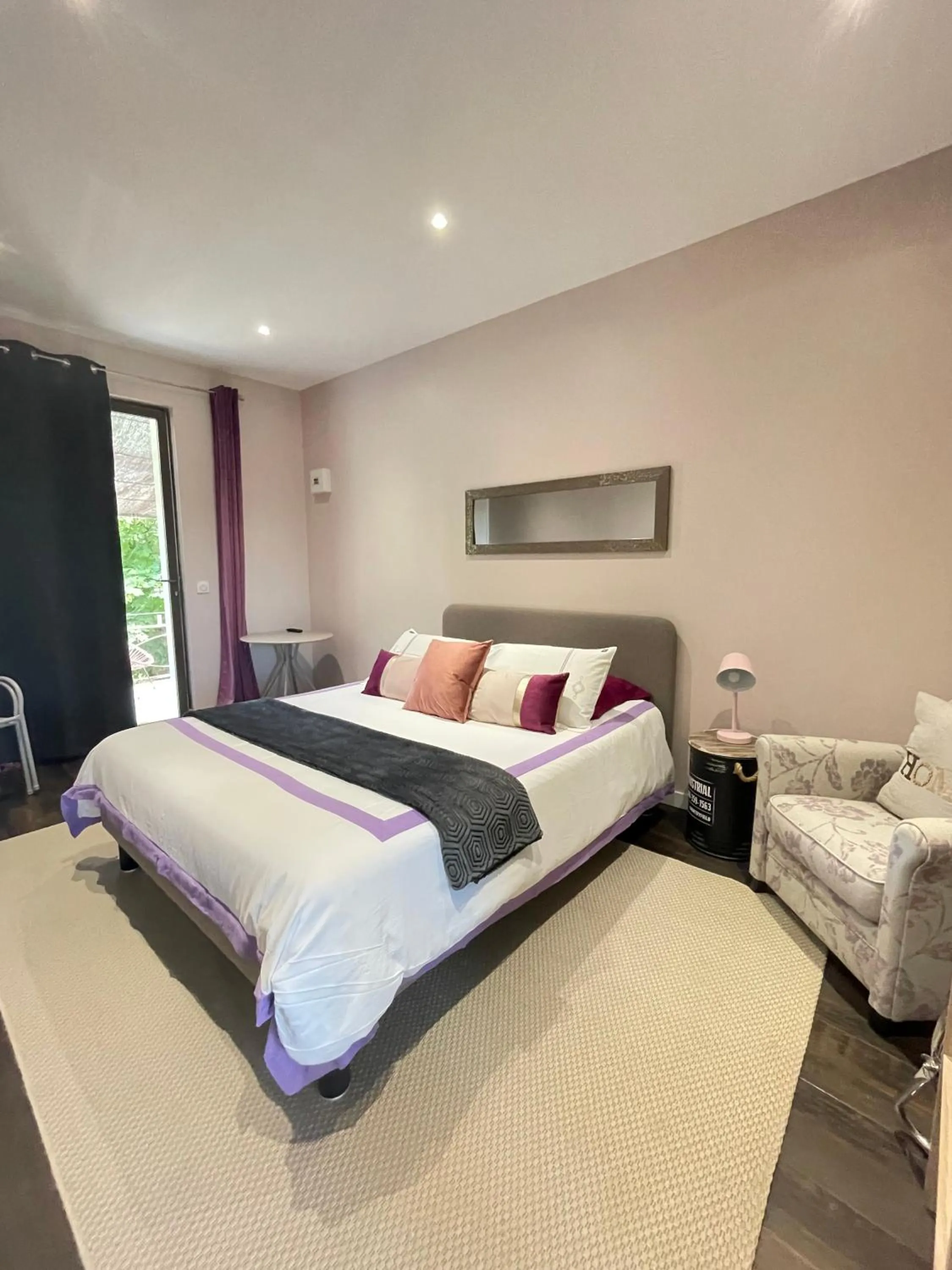 Photo of the whole room, Bed in Mas Tareau la Syrah