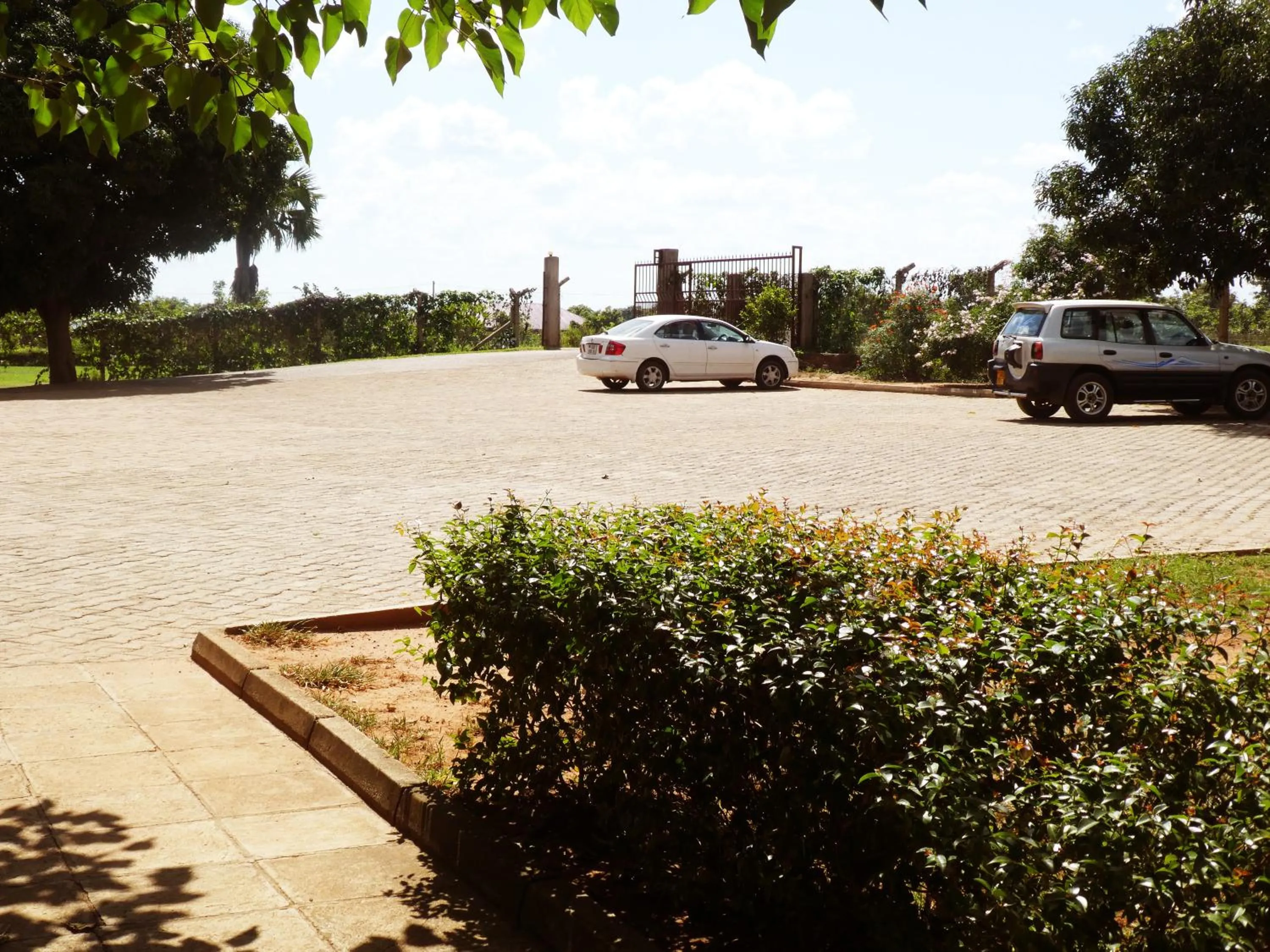 Parking in Acaki Lodge