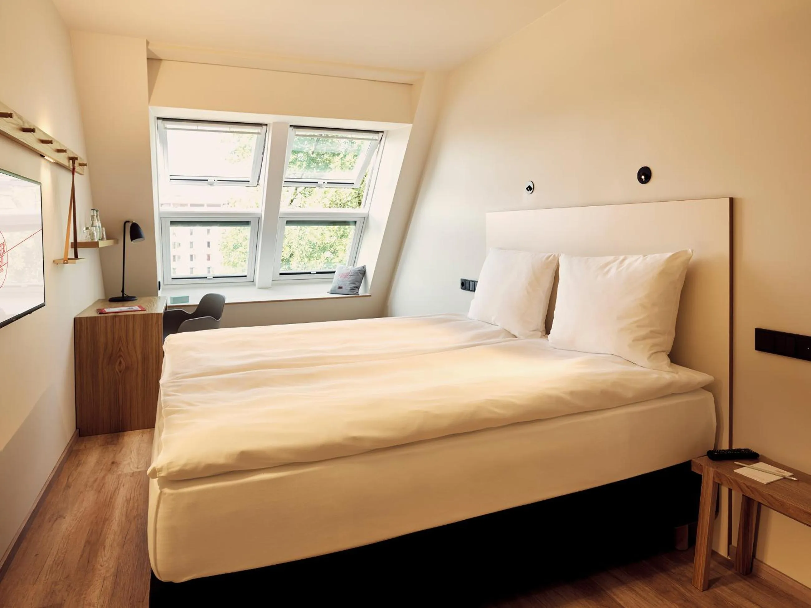 Decorative detail, Bed in Schwabinger Wahrheit by Geisel