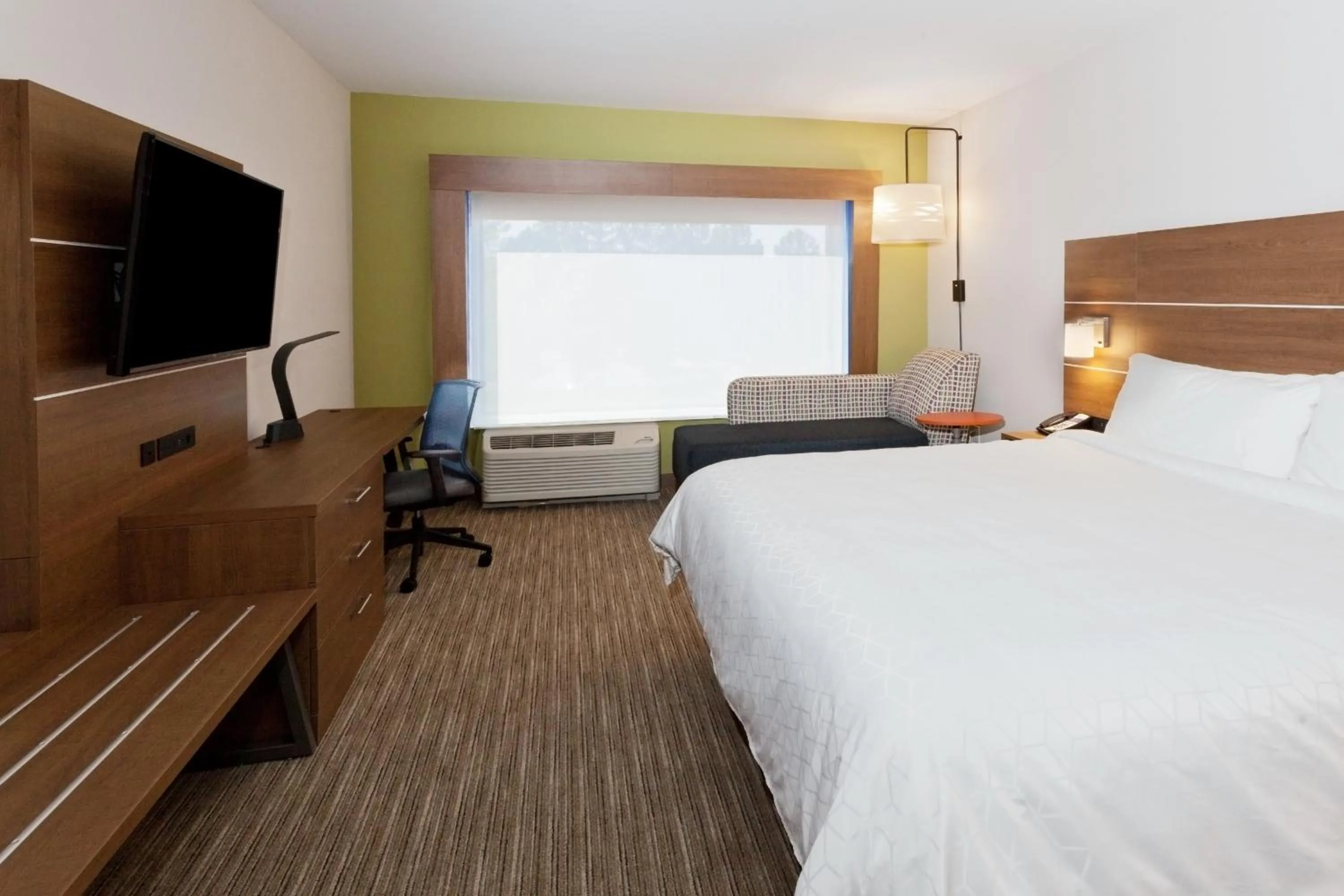 Photo of the whole room, Bed in Holiday Inn Express & Suites - Fayetteville by IHG