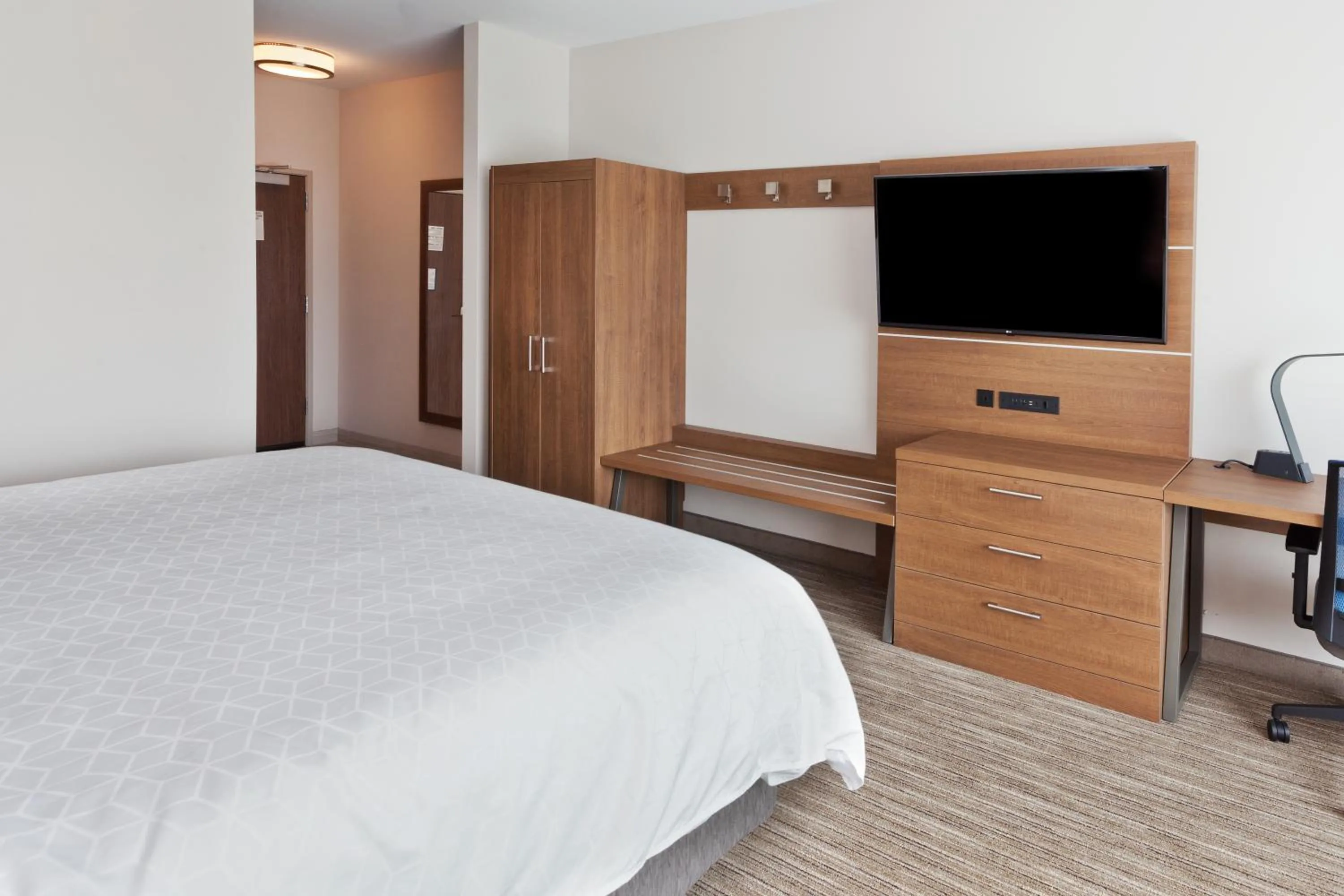 Bed in Holiday Inn Express & Suites - Fayetteville by IHG