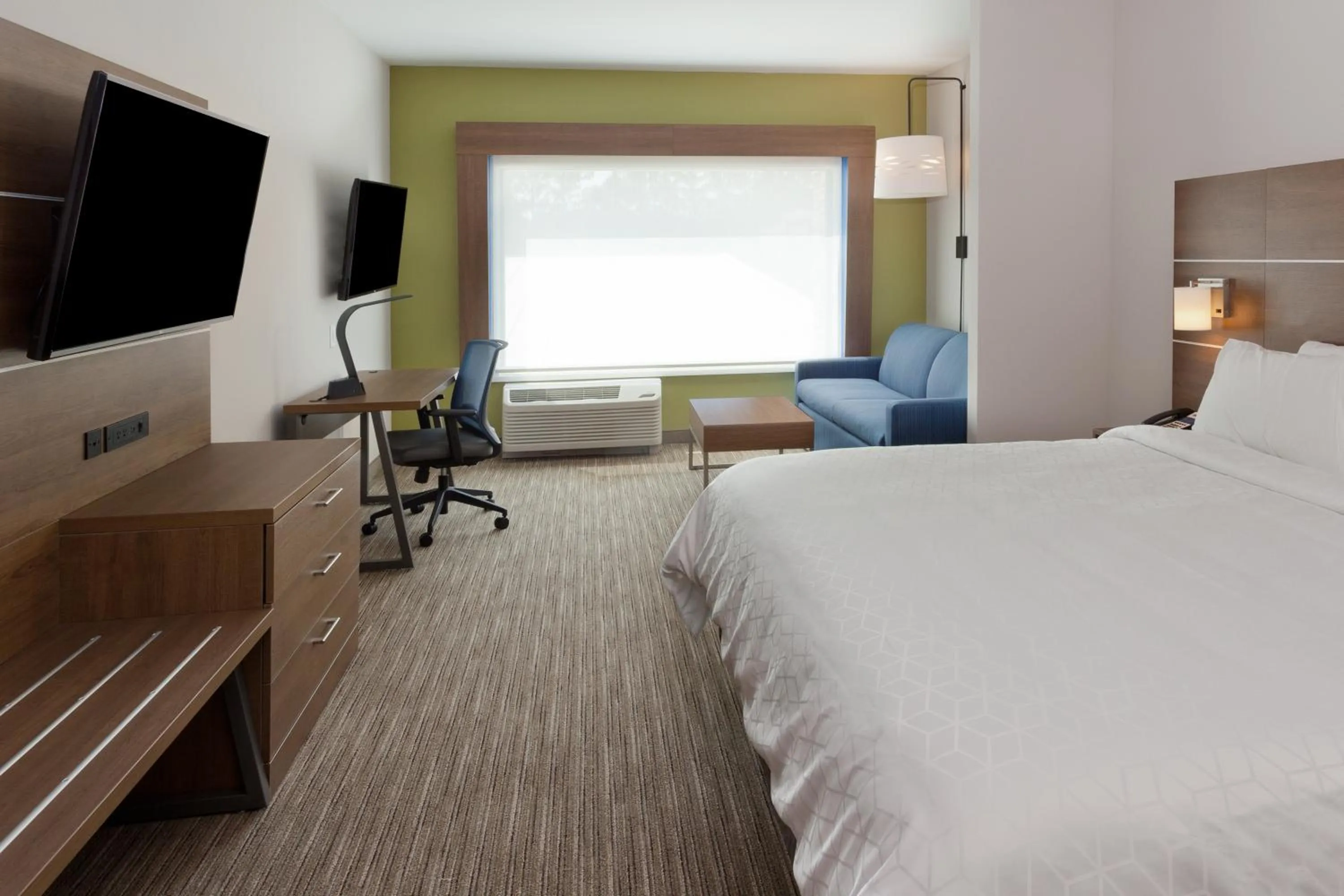 Communal lounge/ TV room, Bed in Holiday Inn Express & Suites - Fayetteville by IHG