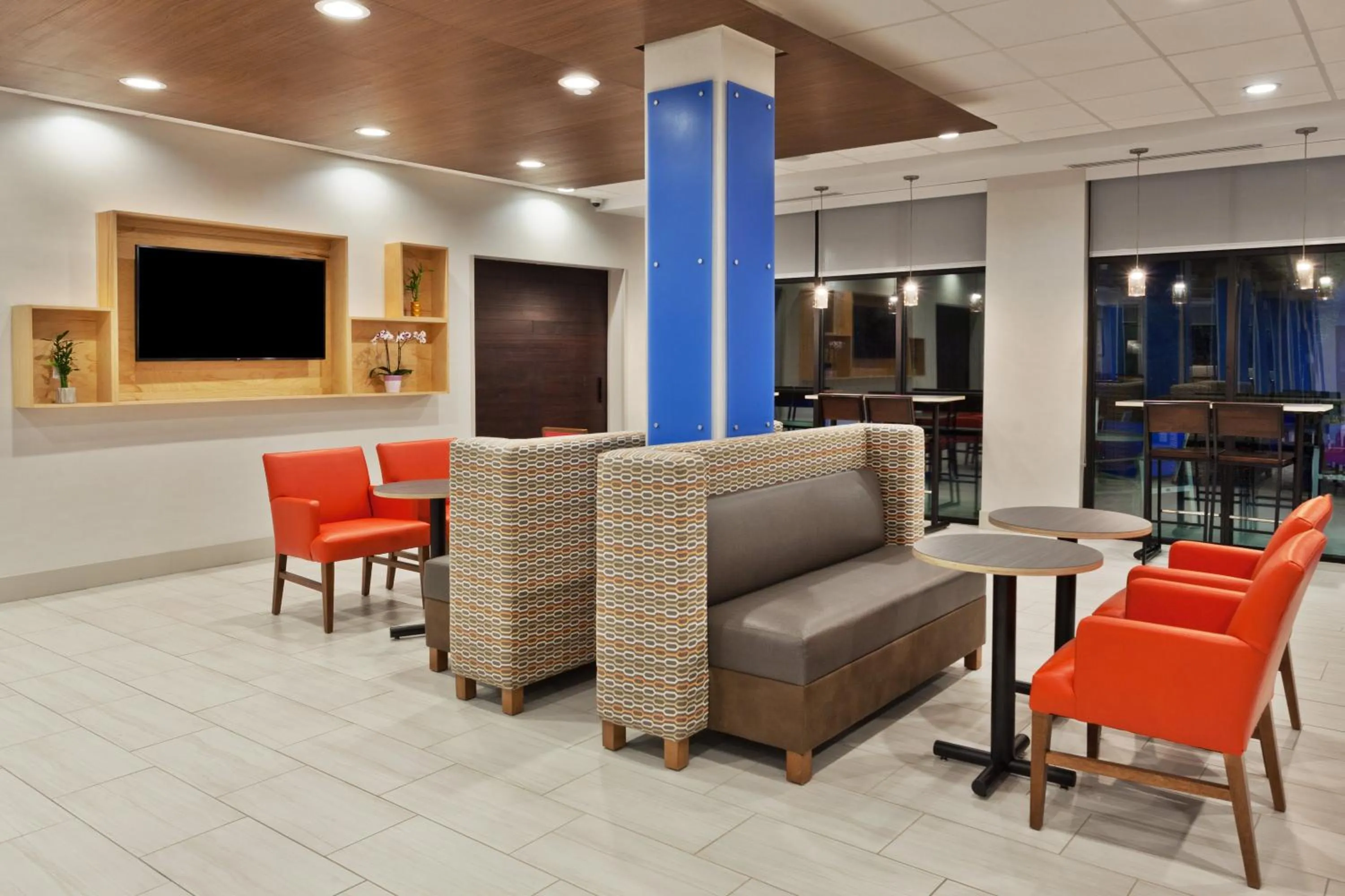 Breakfast in Holiday Inn Express & Suites - Fayetteville by IHG