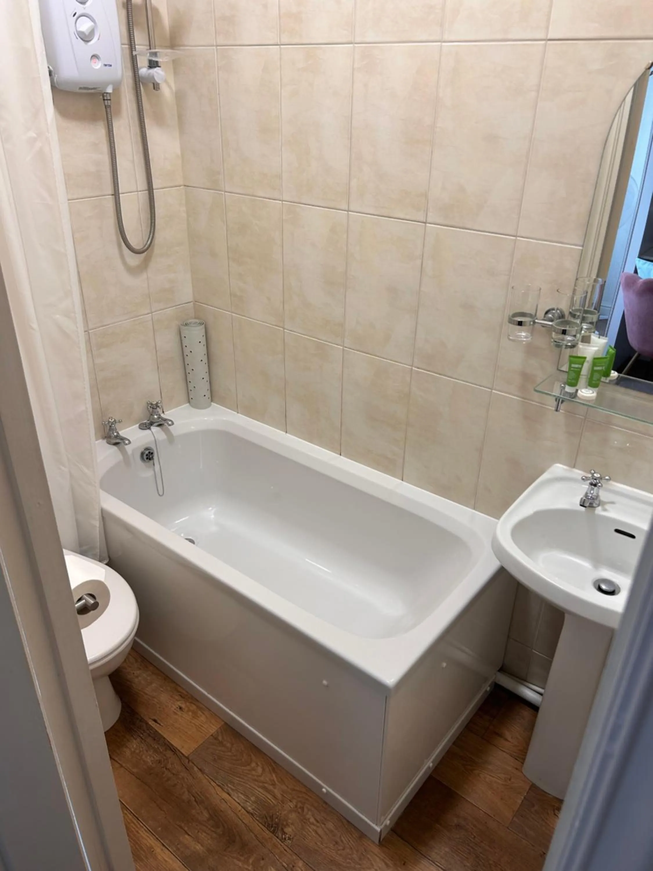 Bathroom in Parlors Hall Hotel