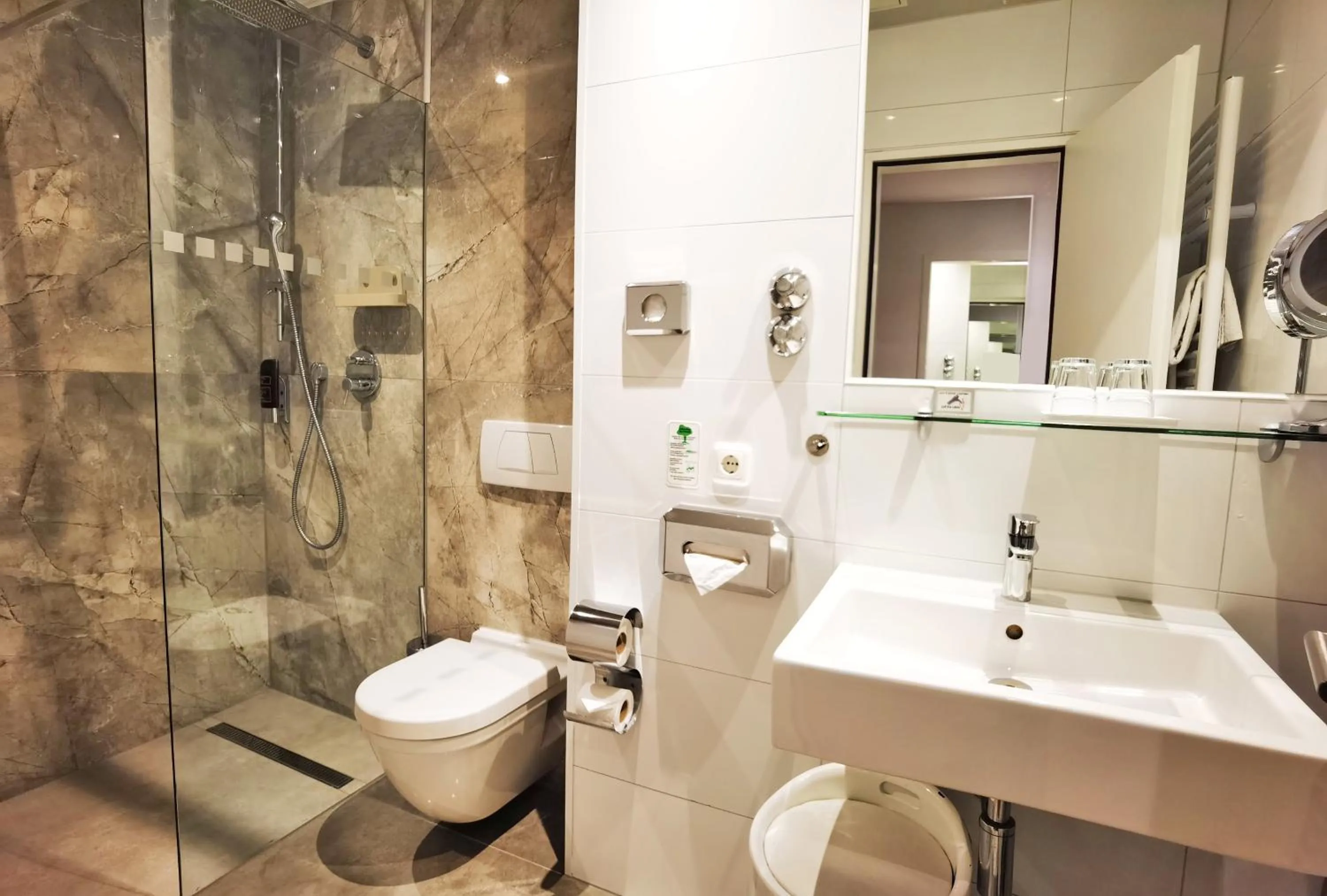 Shower in Arthotel Munich