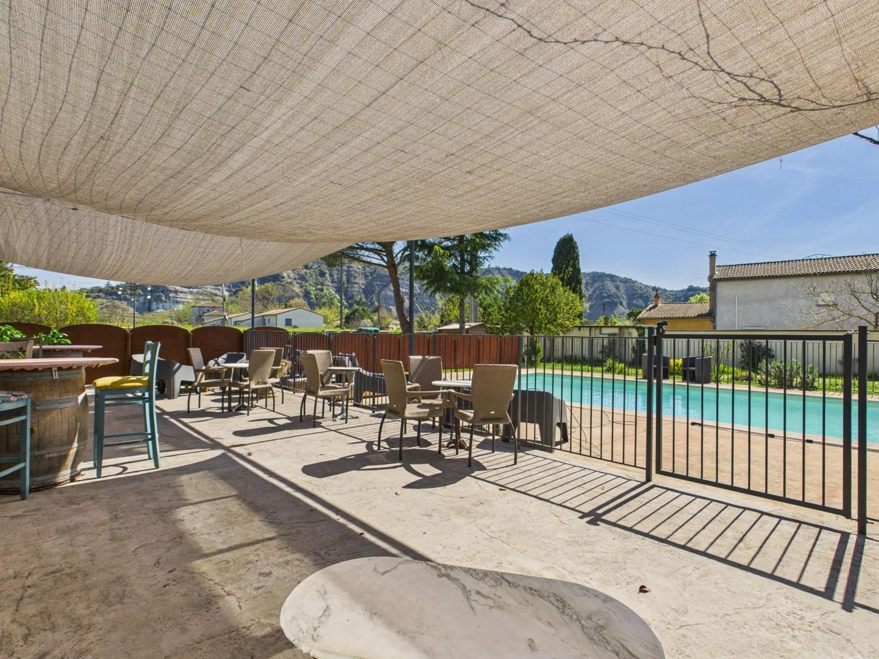 Property building in Le Plan B - Hôtel 3 étoiles - Restaurant