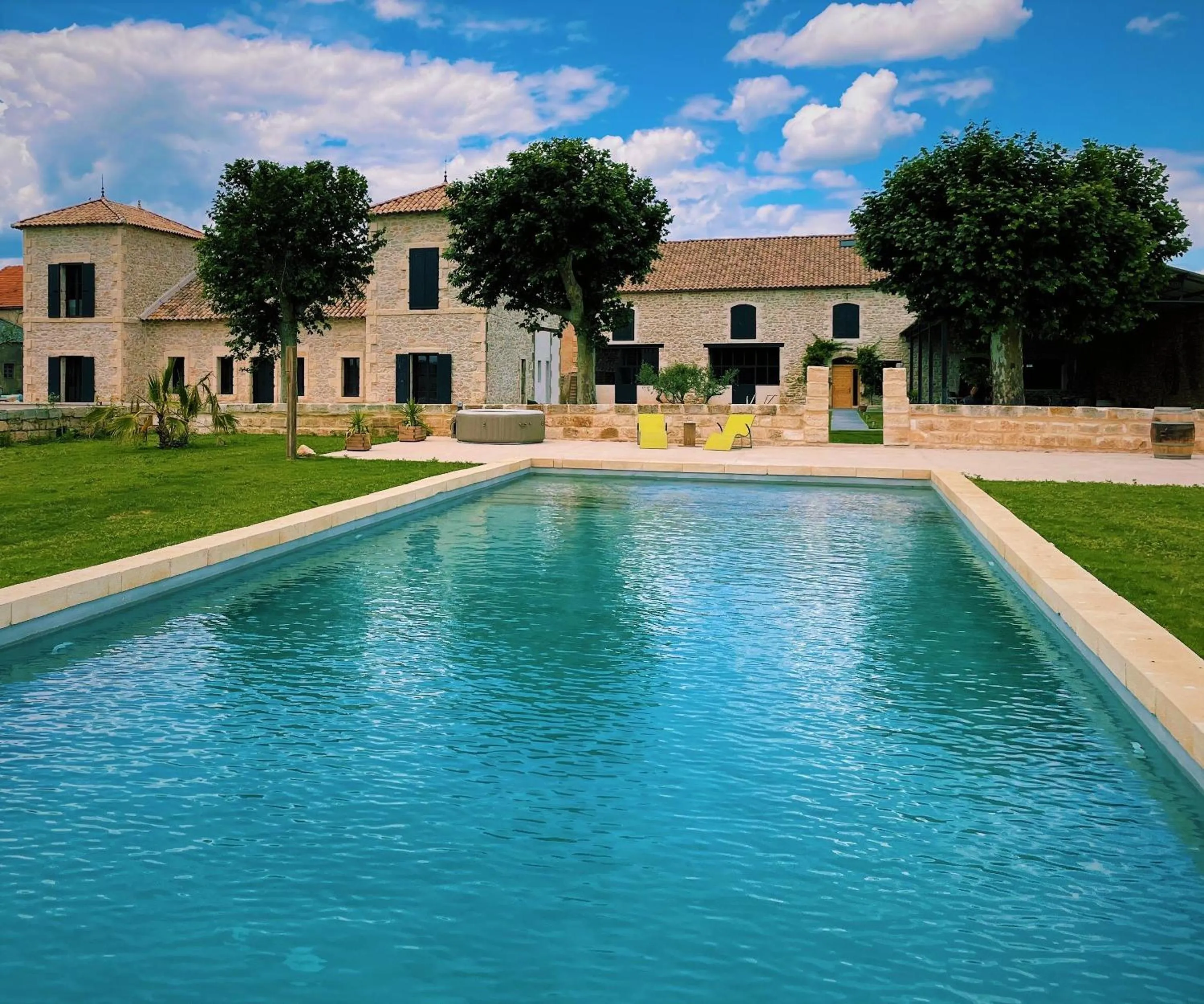 Pool view in Manoir du Marquis de Montcalm