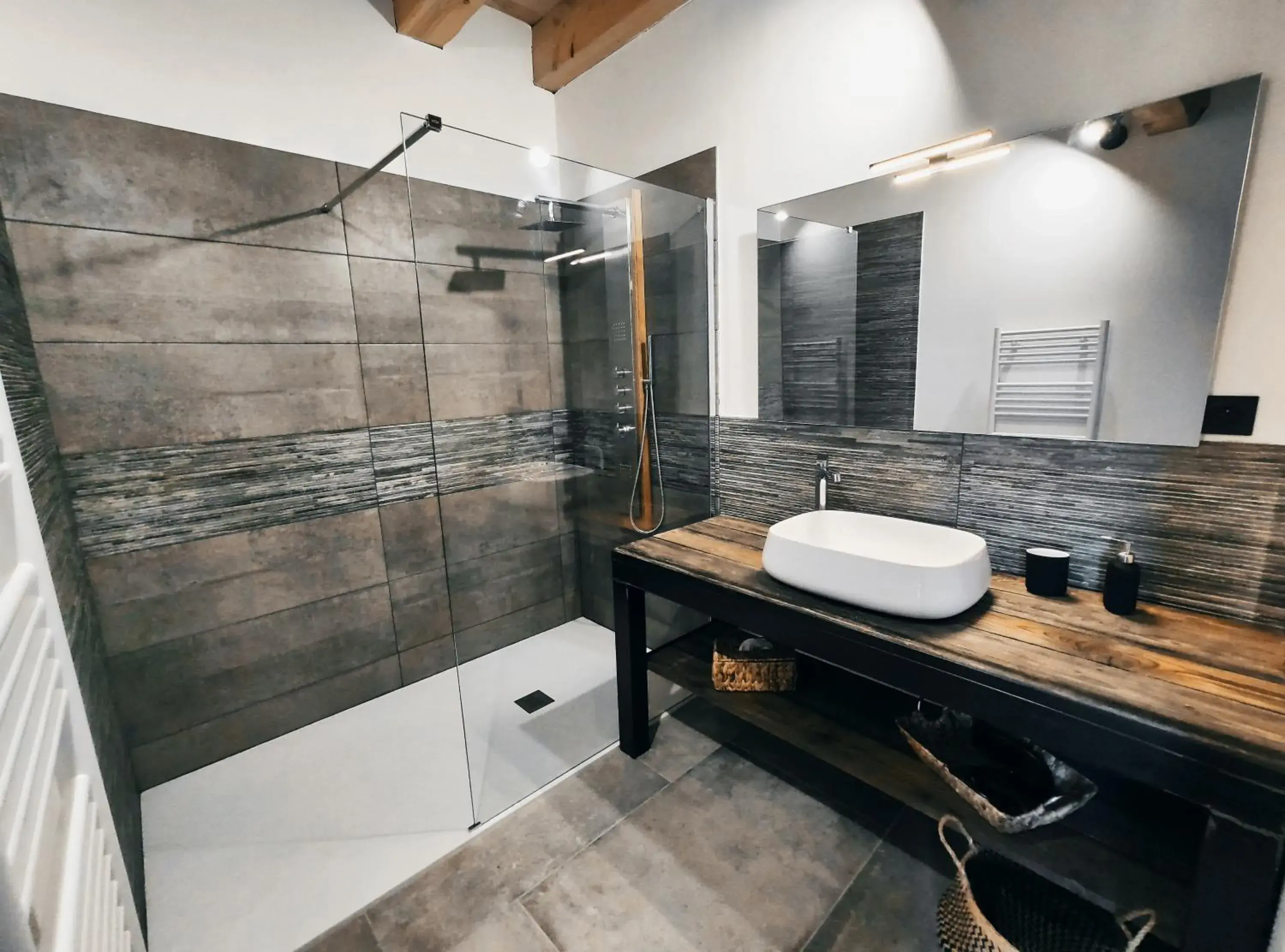 Triple Room with Shower in Manoir du Marquis de Montcalm Triple Room with Shower in Manoir du Marquis de Montcalm