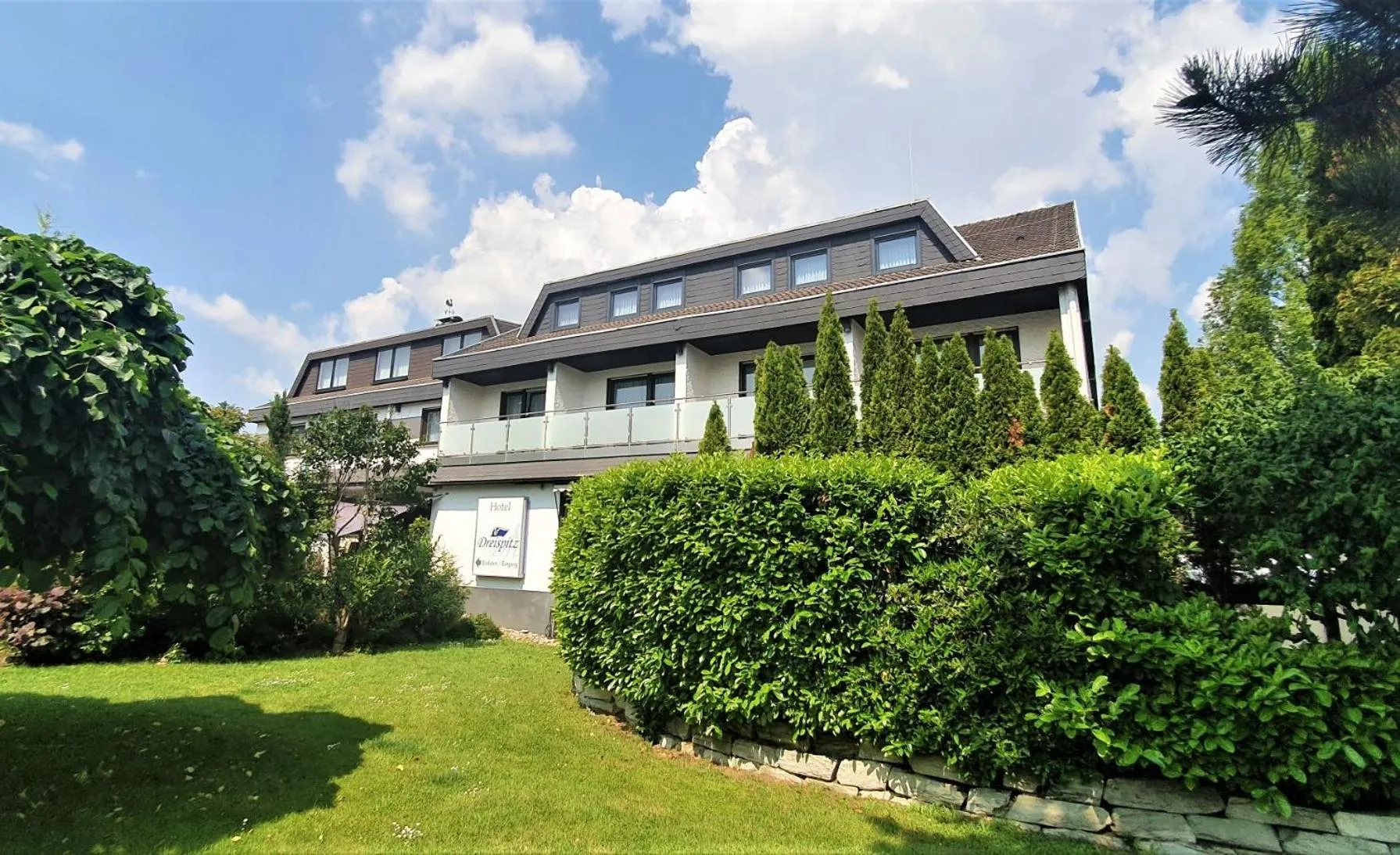 Property building in Dreispitz -B&B-Hotel Garni