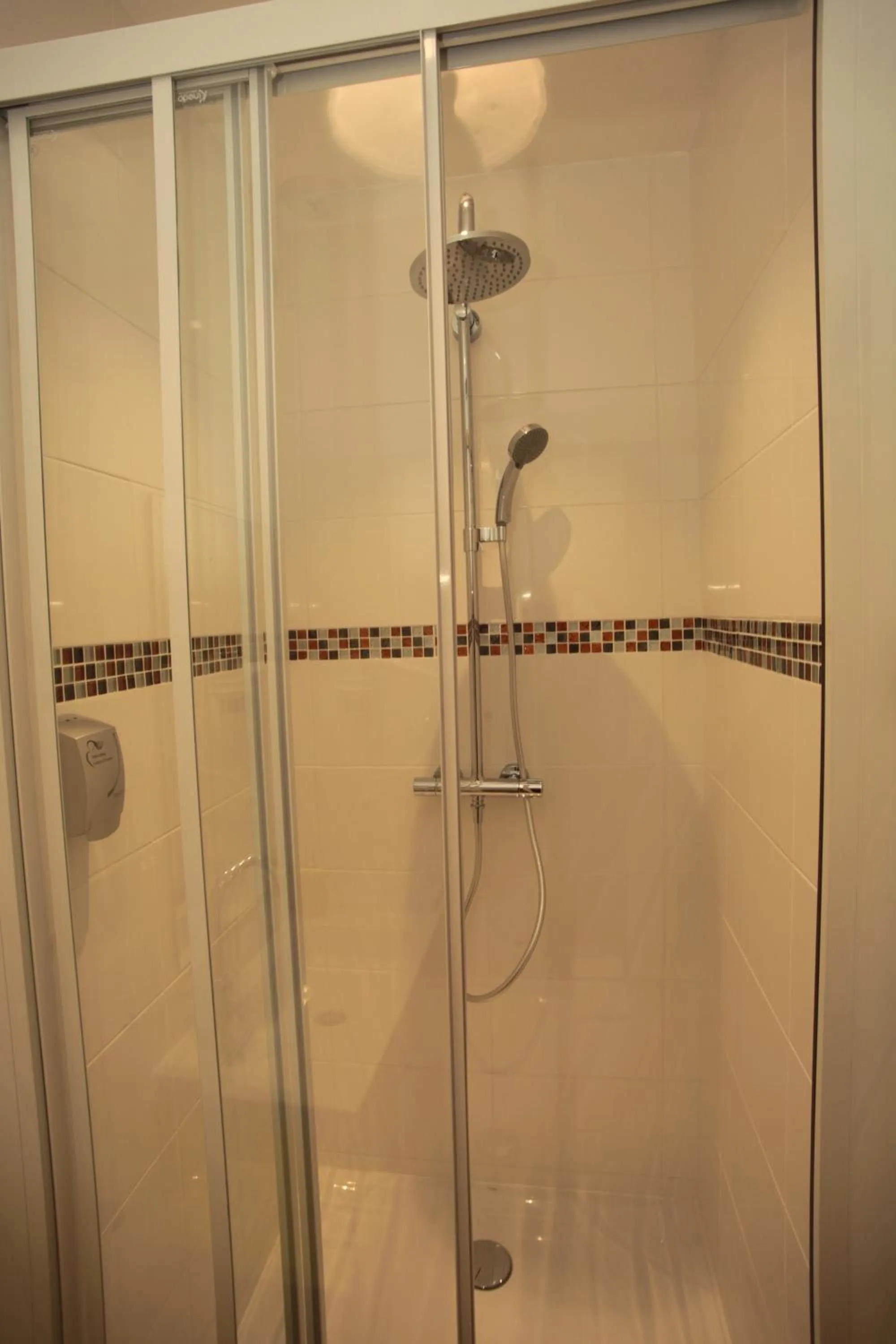 Shower in Hôtel - Restaurant des Voyageurs