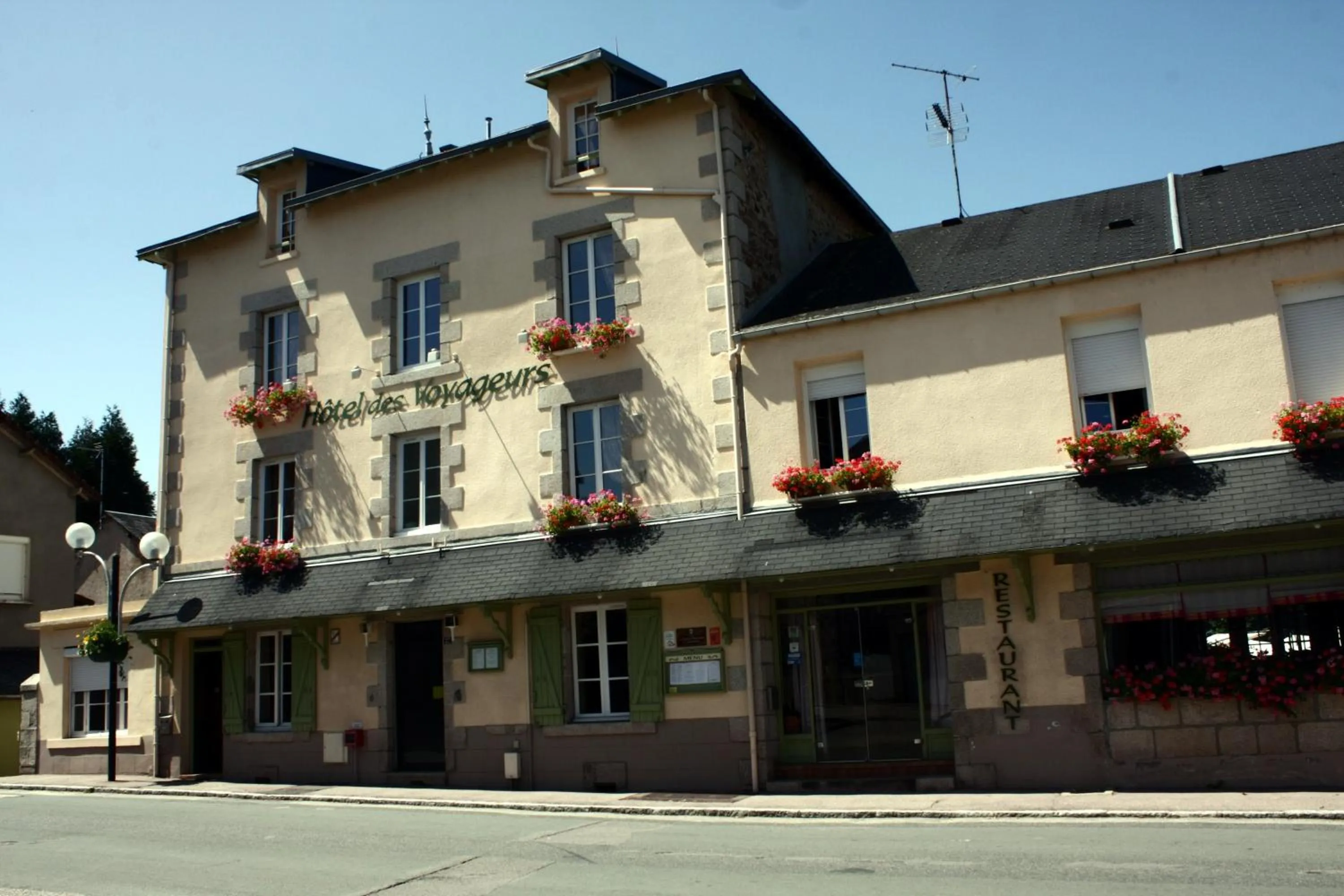 Facade/entrance in Hôtel - Restaurant des Voyageurs