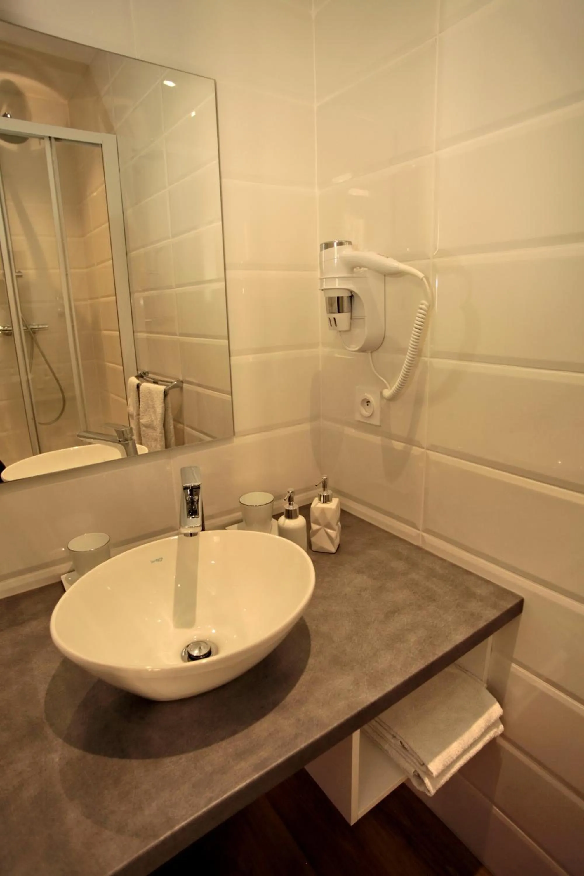 Bathroom in Hôtel - Restaurant des Voyageurs