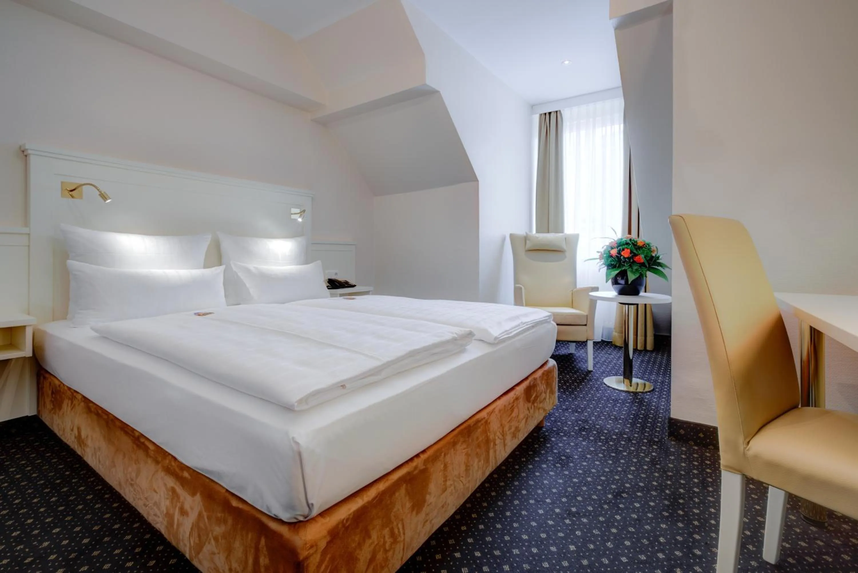 Photo of the whole room, Bed in Hotel Fürst Bismarck