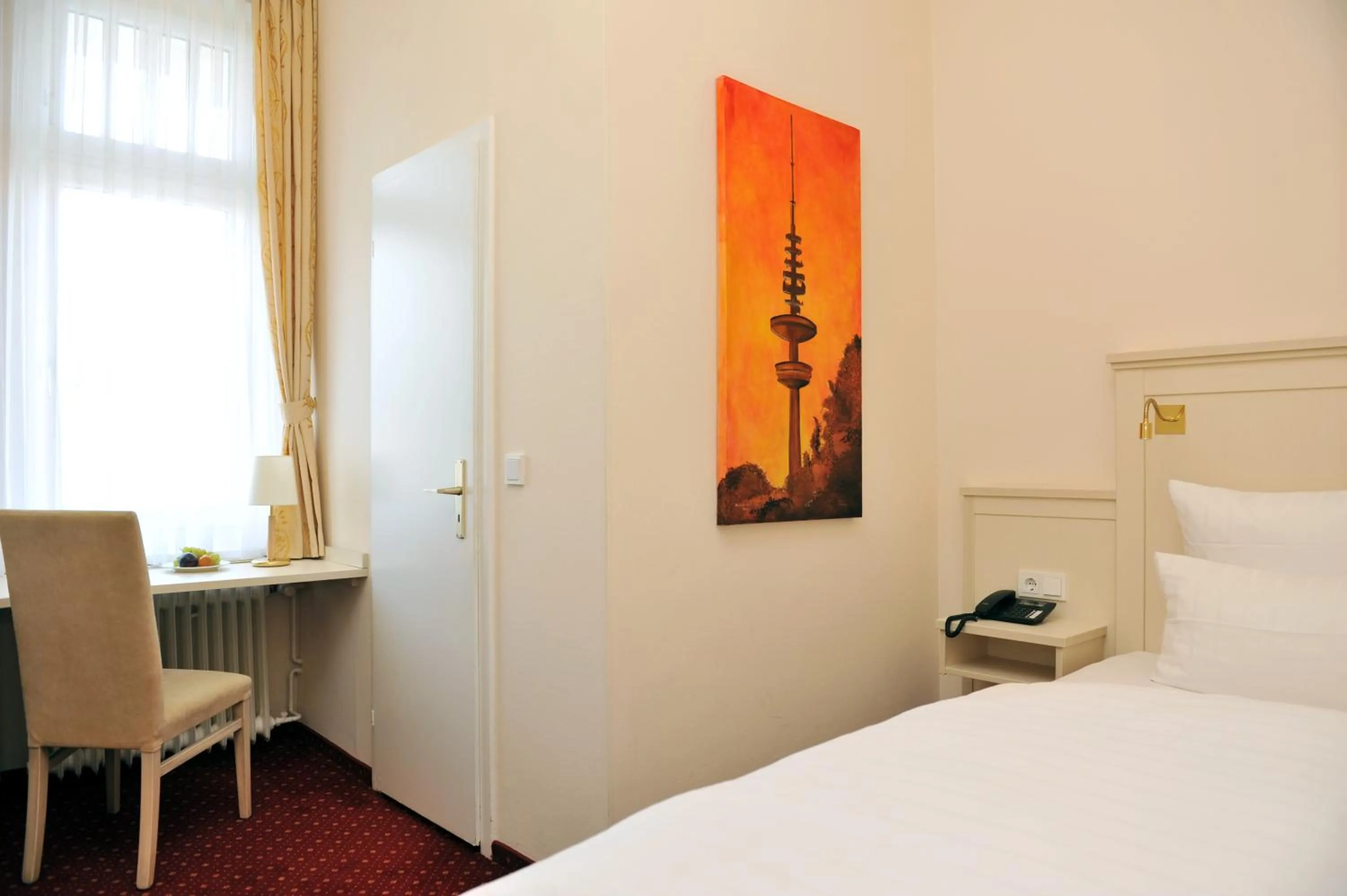 Photo of the whole room, Bed in Hotel Fürst Bismarck