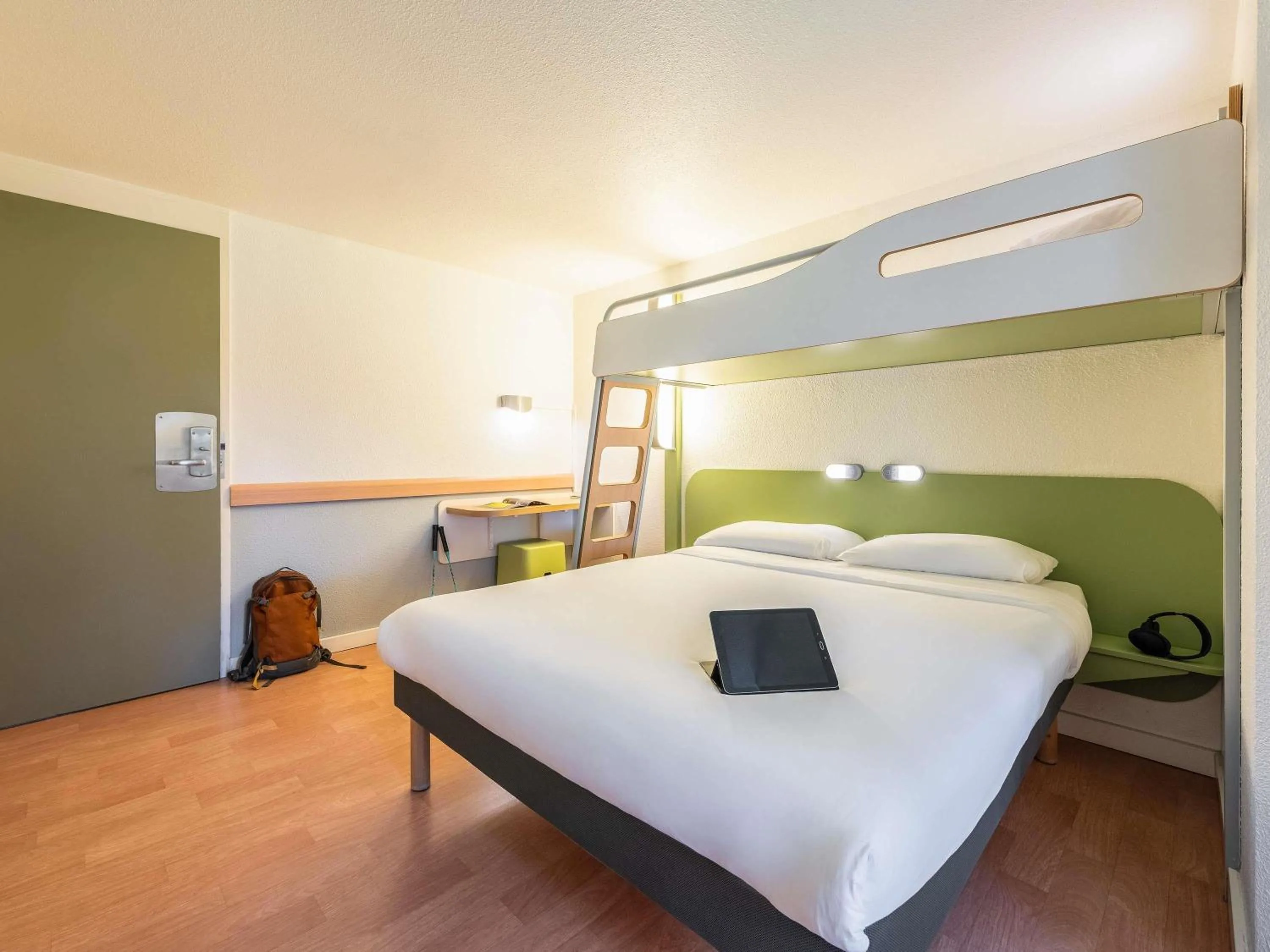 Bedroom, Bed in Ibis Budget Villefranche