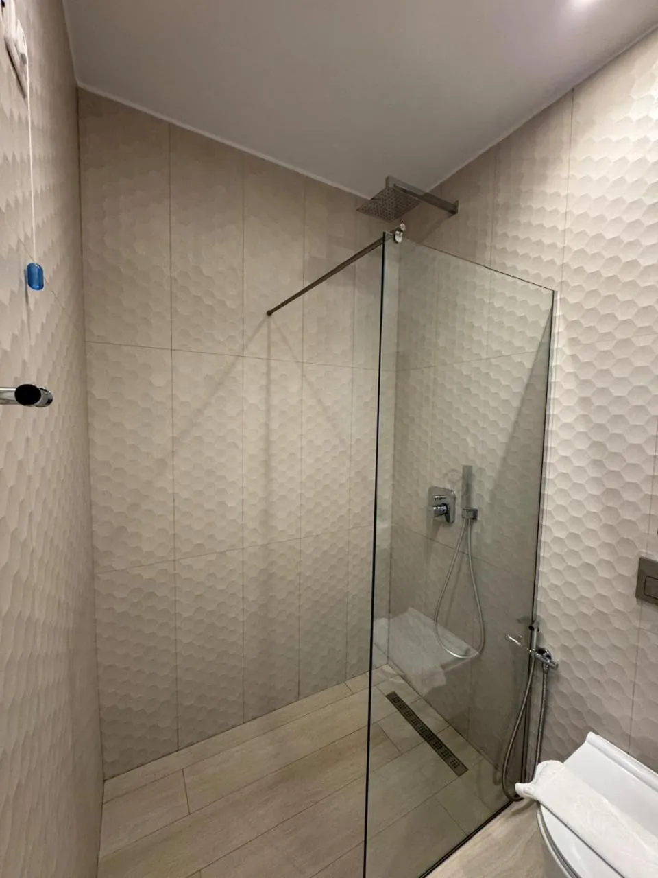 Shower in Otto Hotel