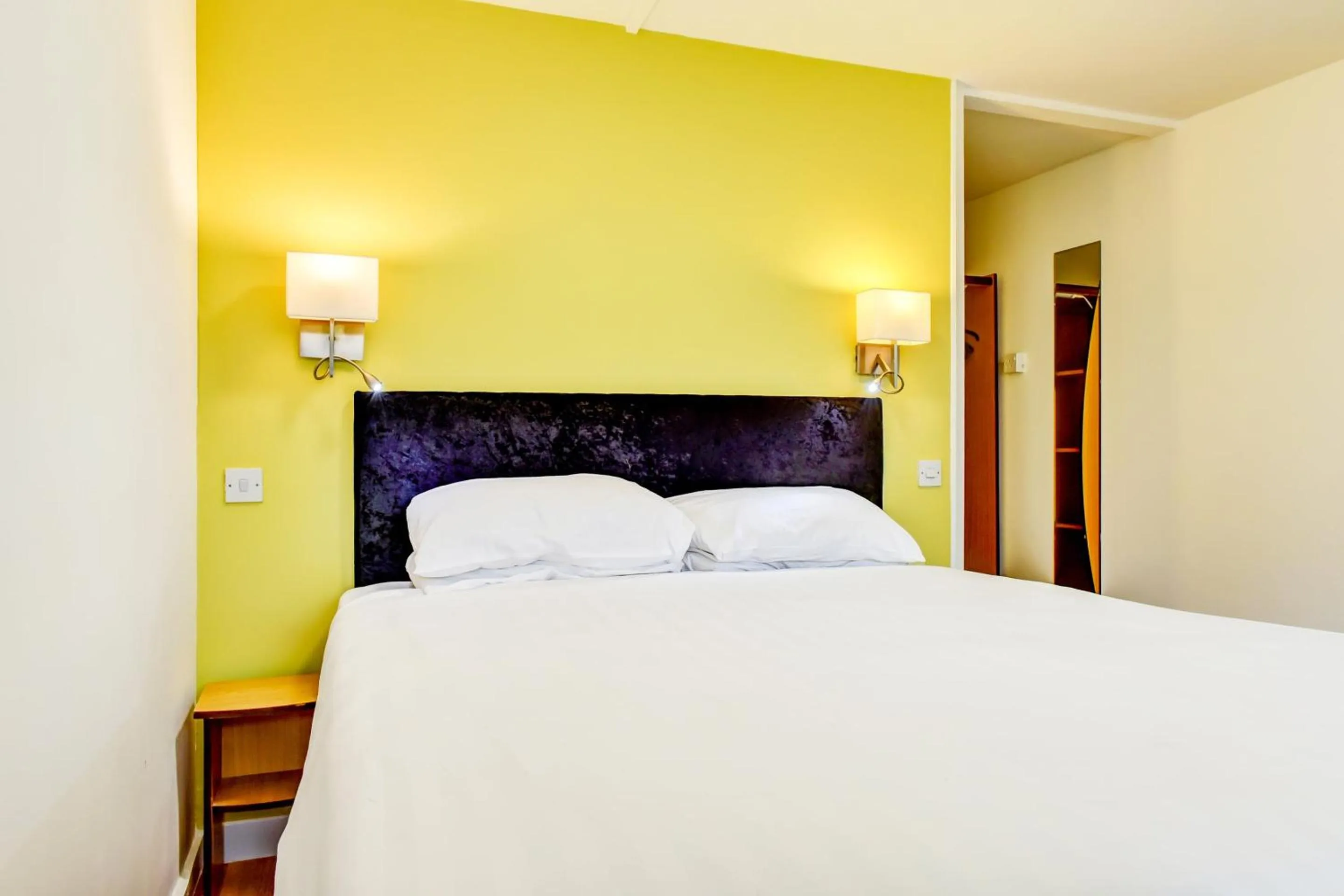 Bedroom, Bed in The Hotel Rafiya, Redditch