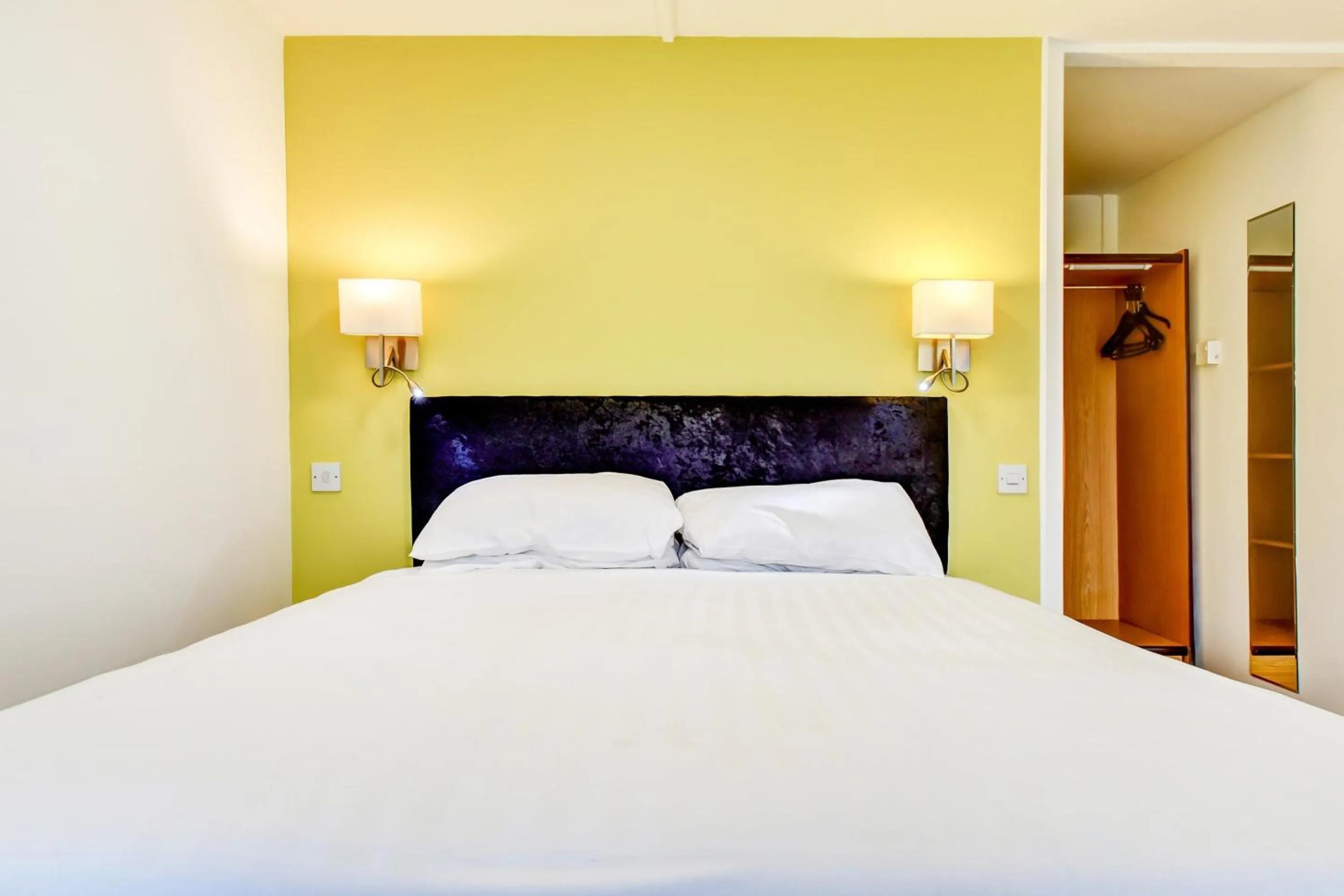 Bedroom, Bed in The Hotel Rafiya, Redditch