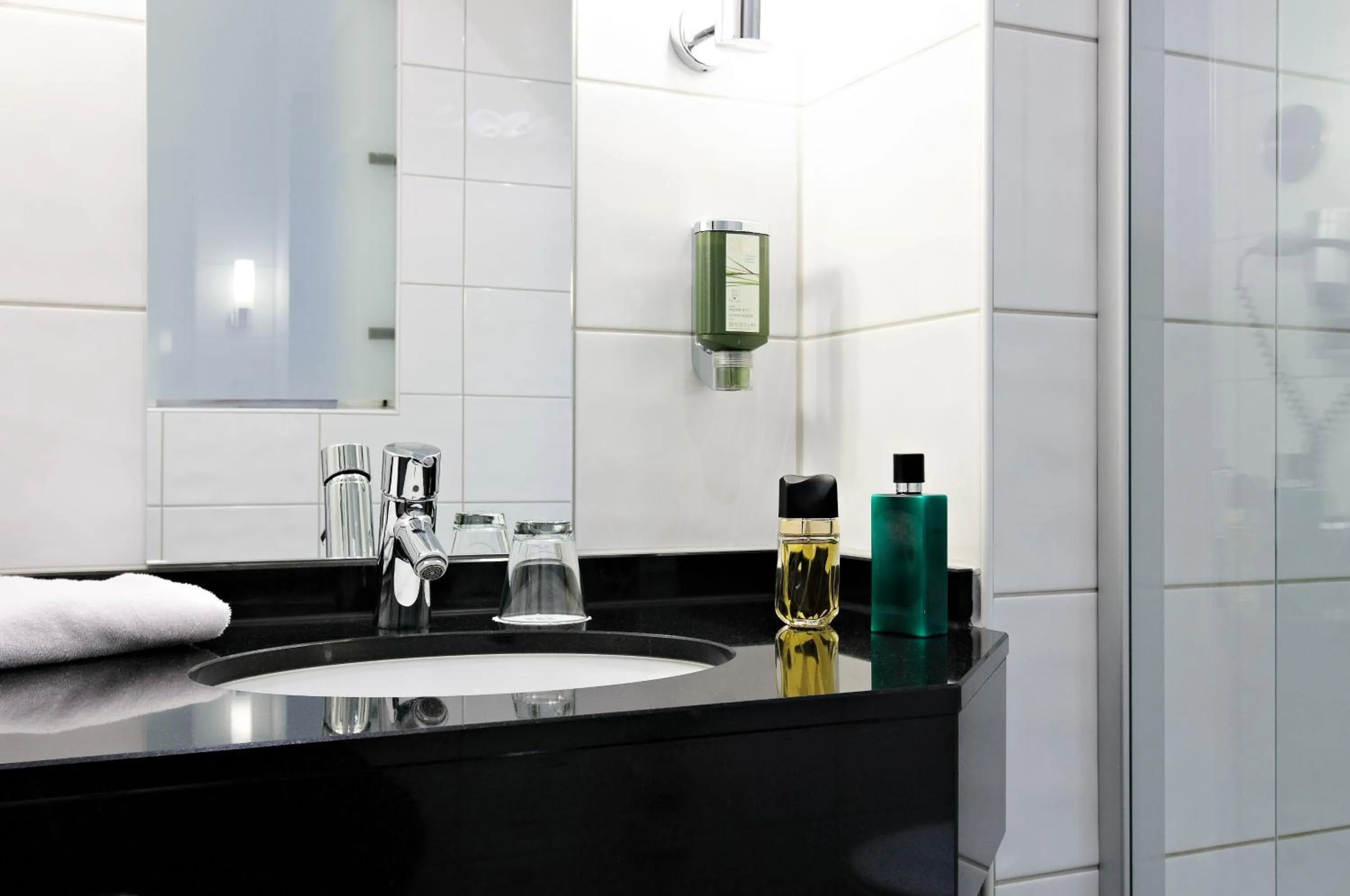 Bathroom in Hotel de France Wiesbaden City