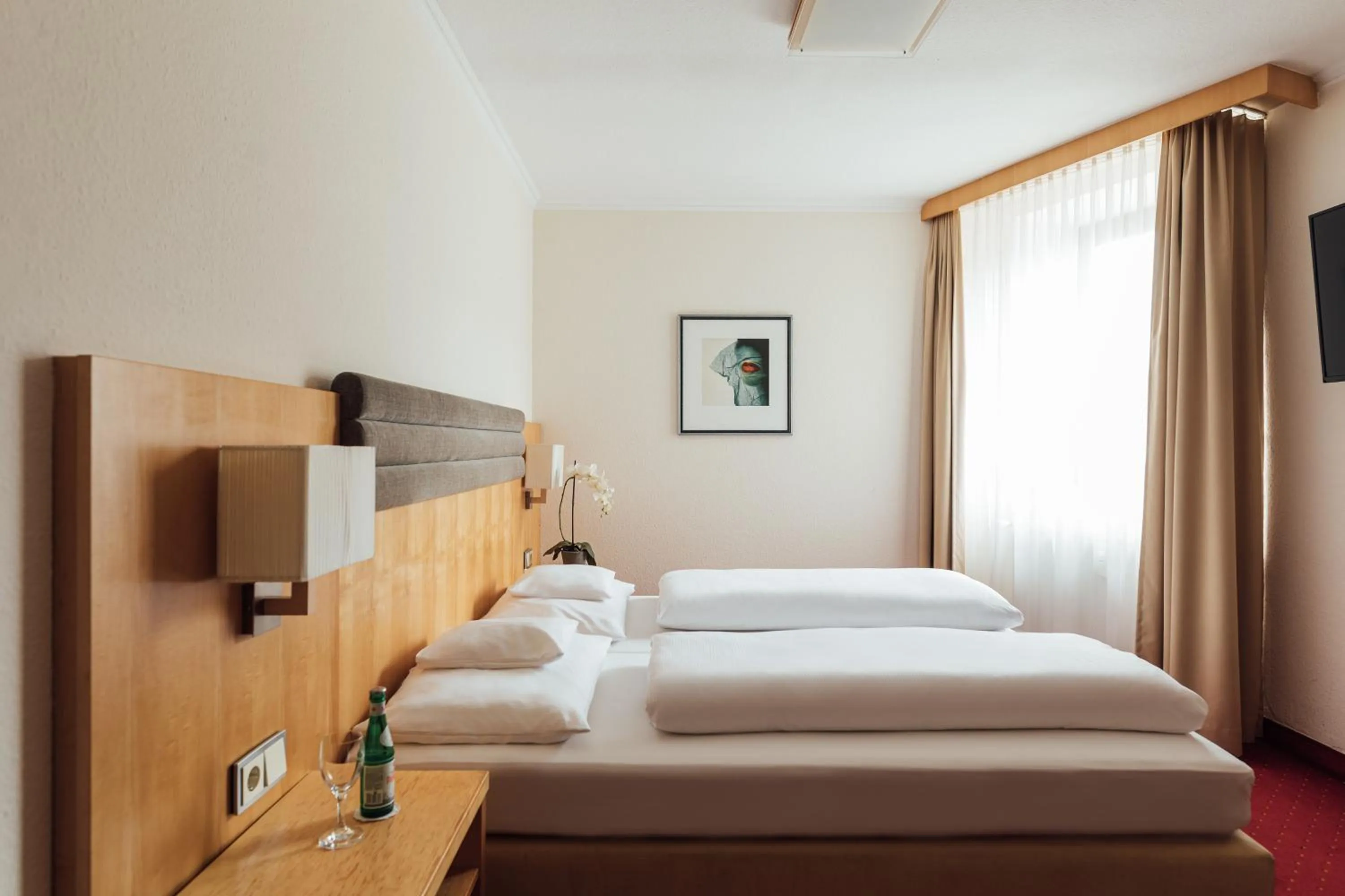 Bed in Hotel de France Wiesbaden City