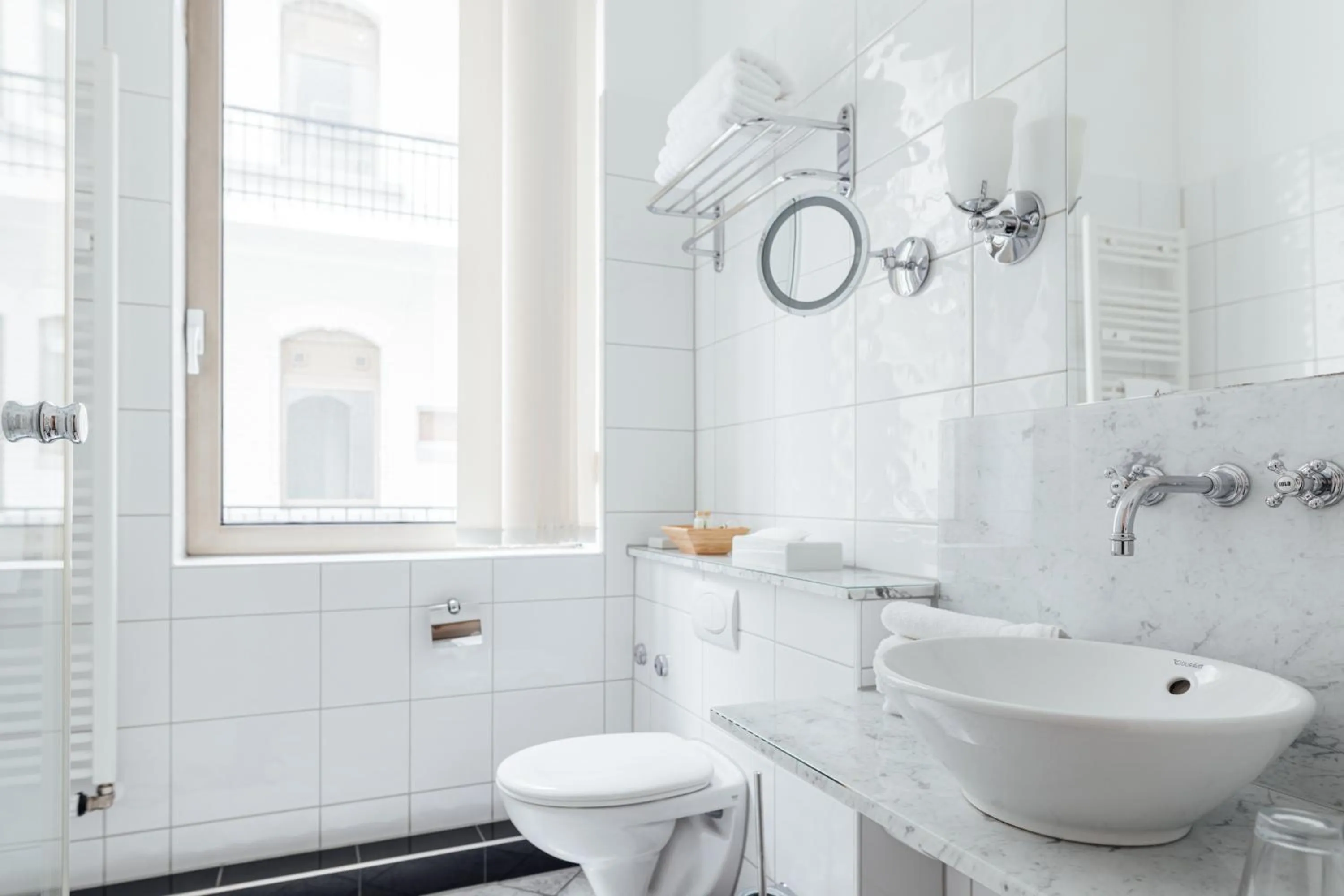 Bathroom in Hotel de France Wiesbaden City