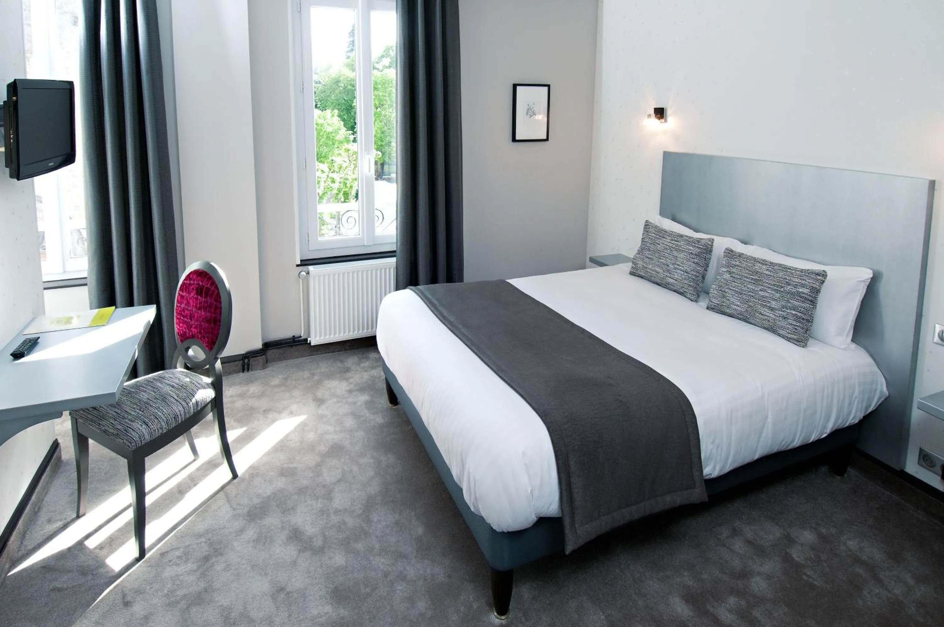 TV and multimedia, Bed in Logis Hotel Restaurant Nougier