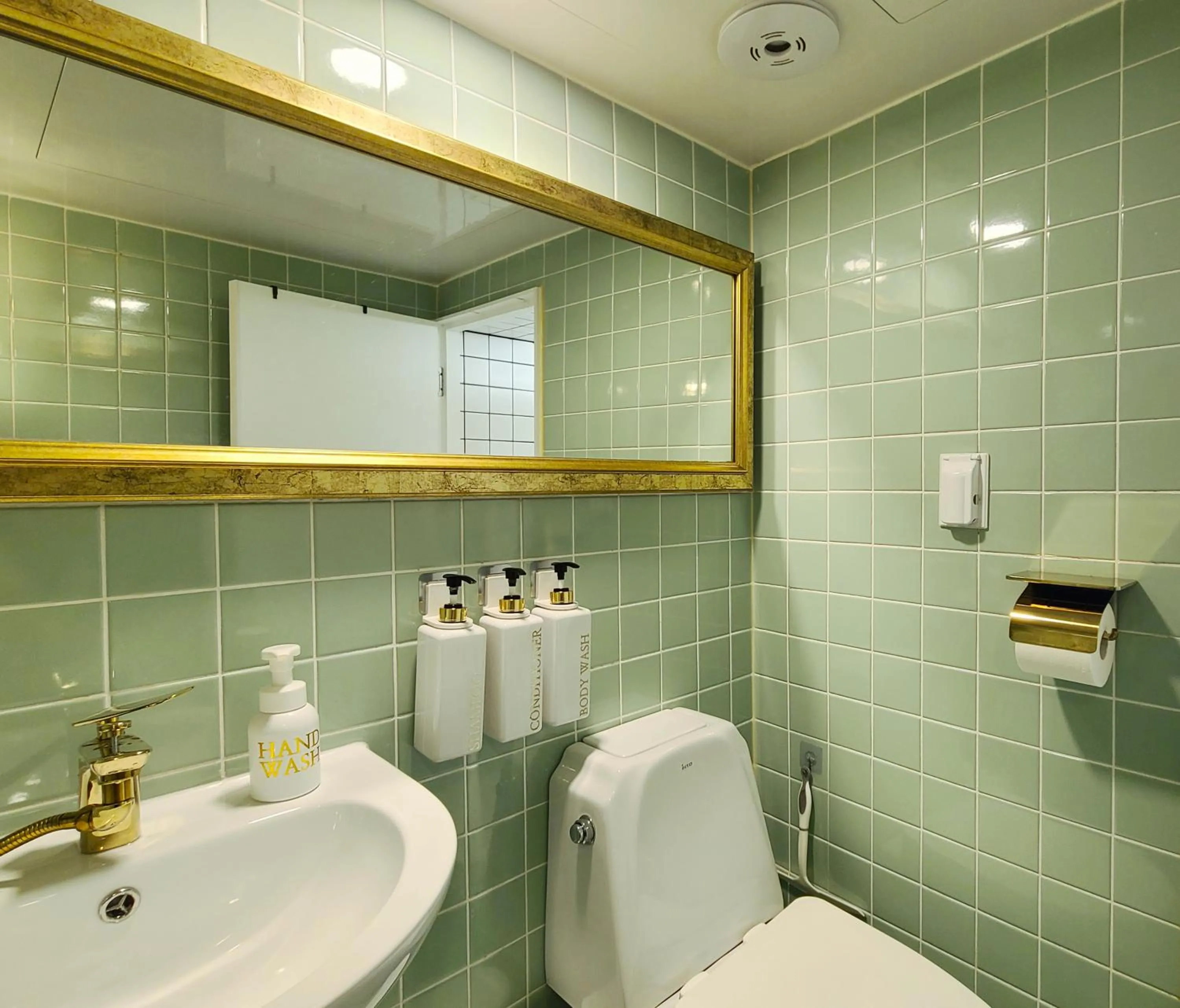 Shower in Batwo Stay - For foreigners only