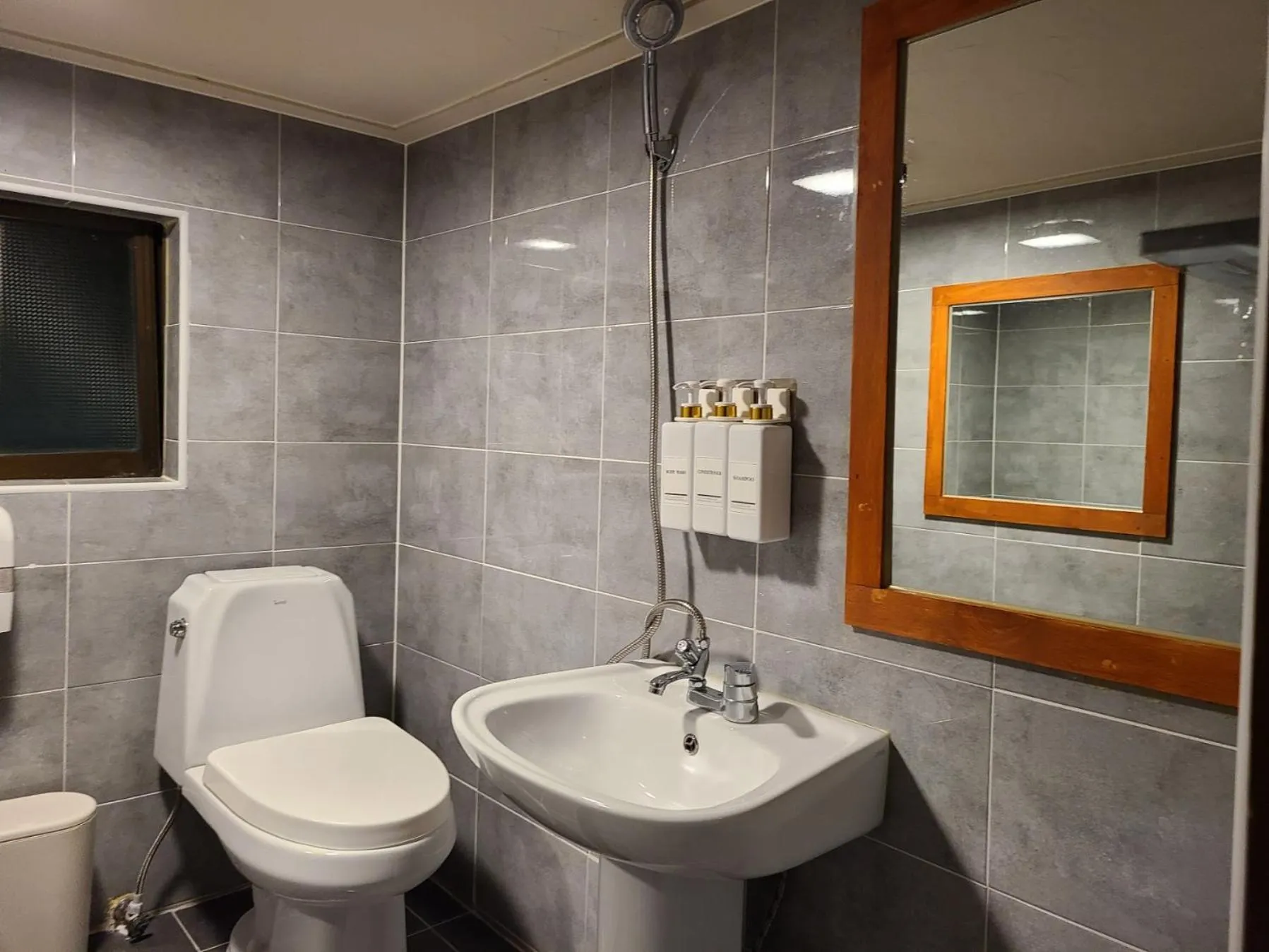 Shower in Batwo Stay - For foreigners only