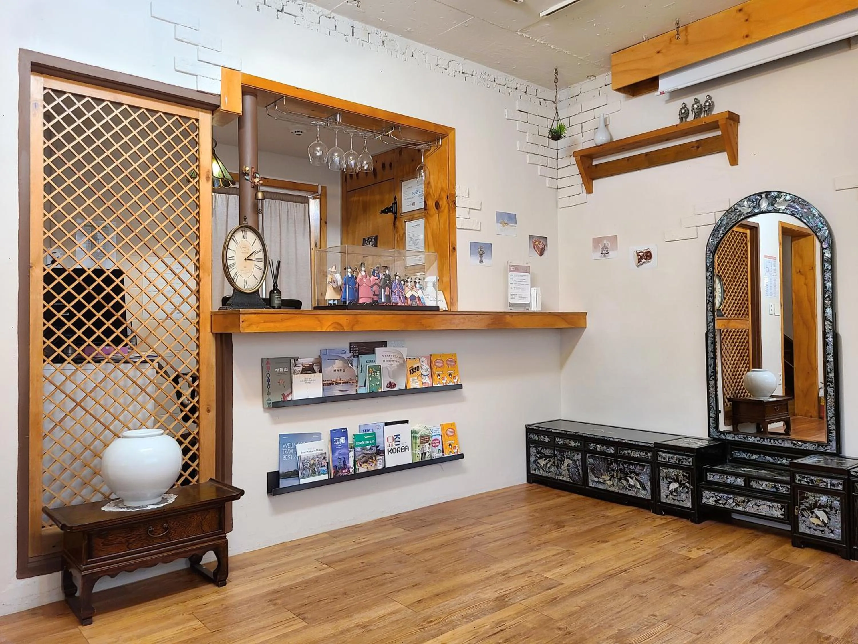 Communal lounge/ TV room in Batwo Stay - For foreigners only