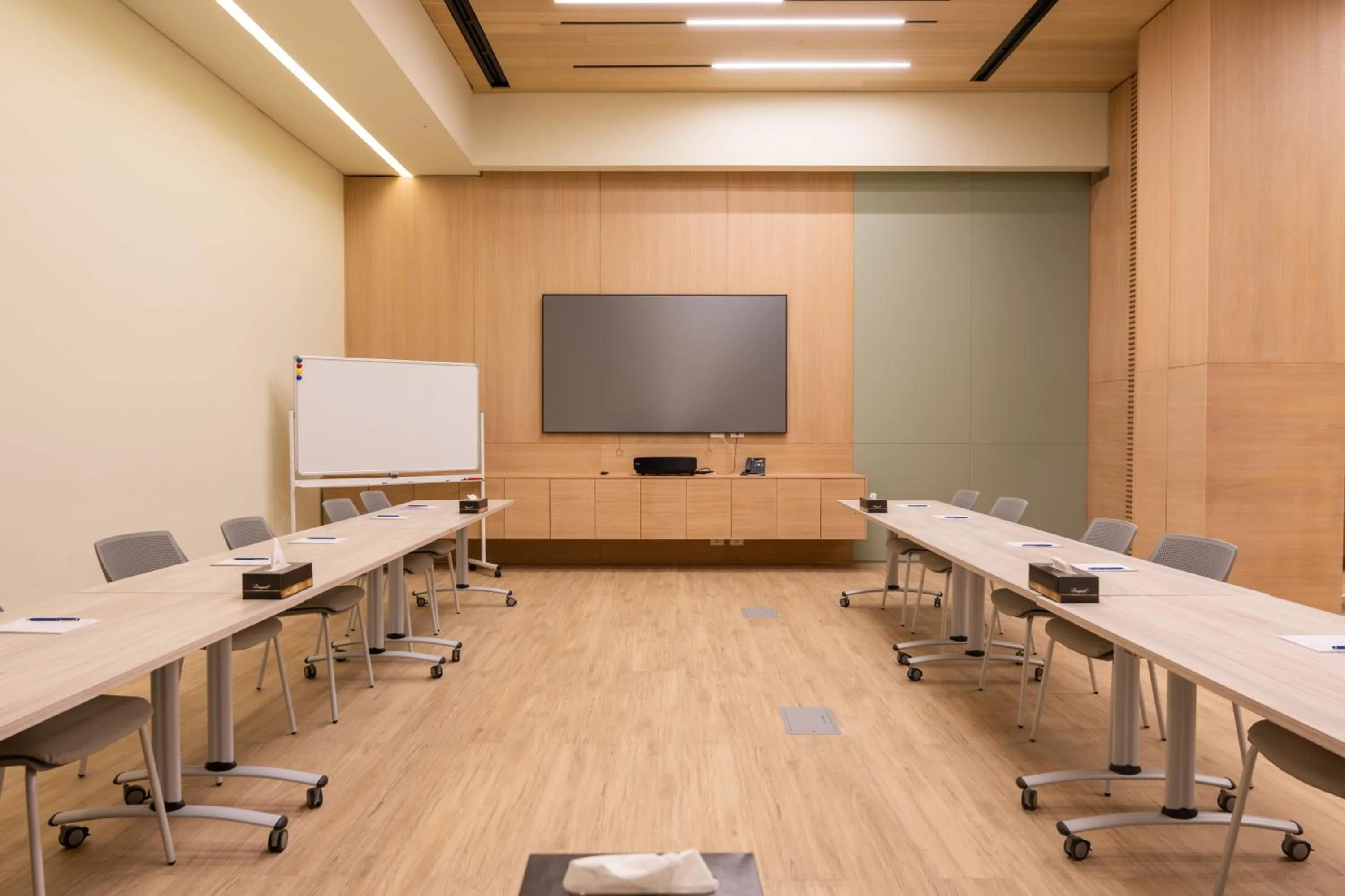 TV and multimedia in Oakridge Hotel & Spa