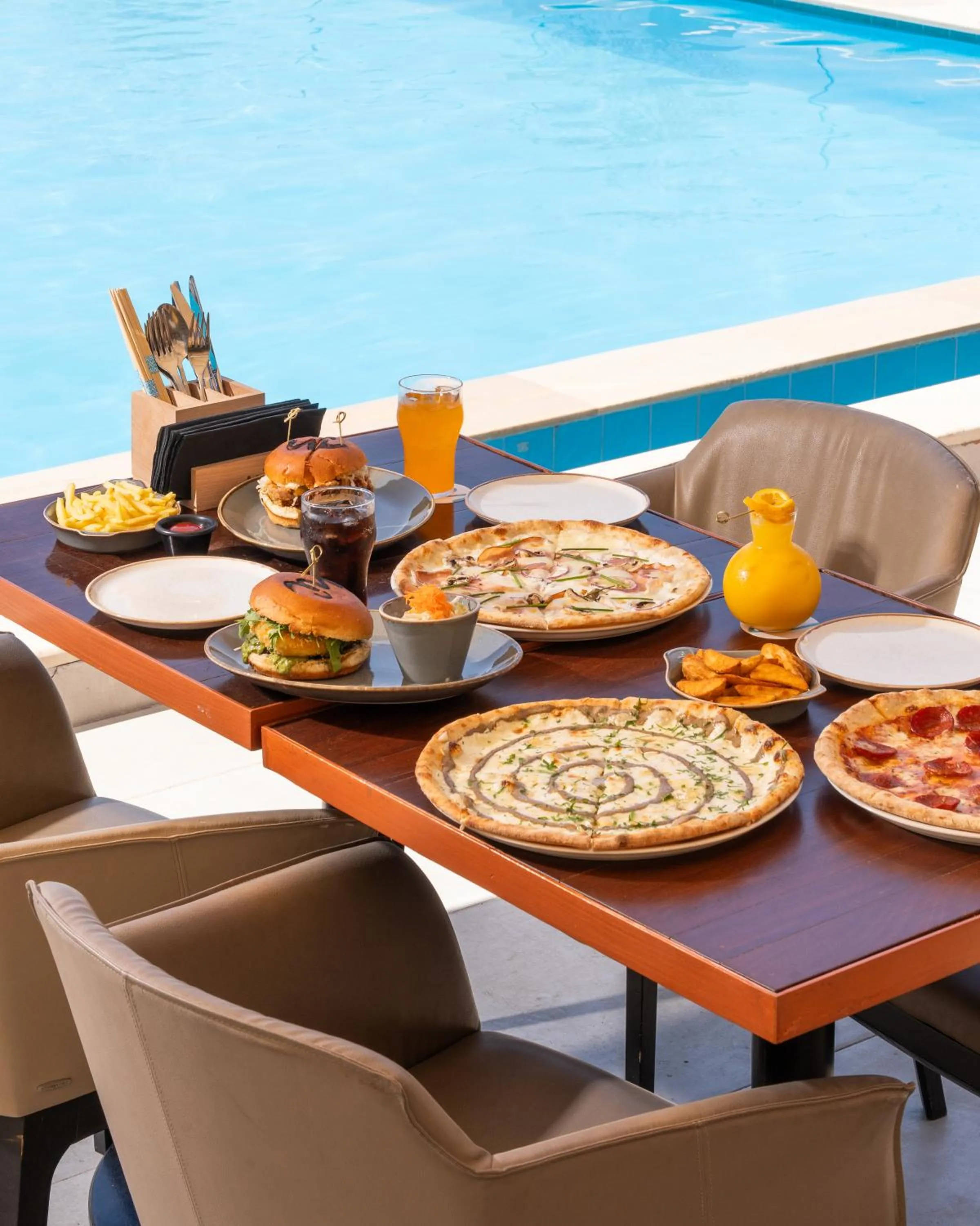 Food and drinks in Oakridge Hotel & Spa