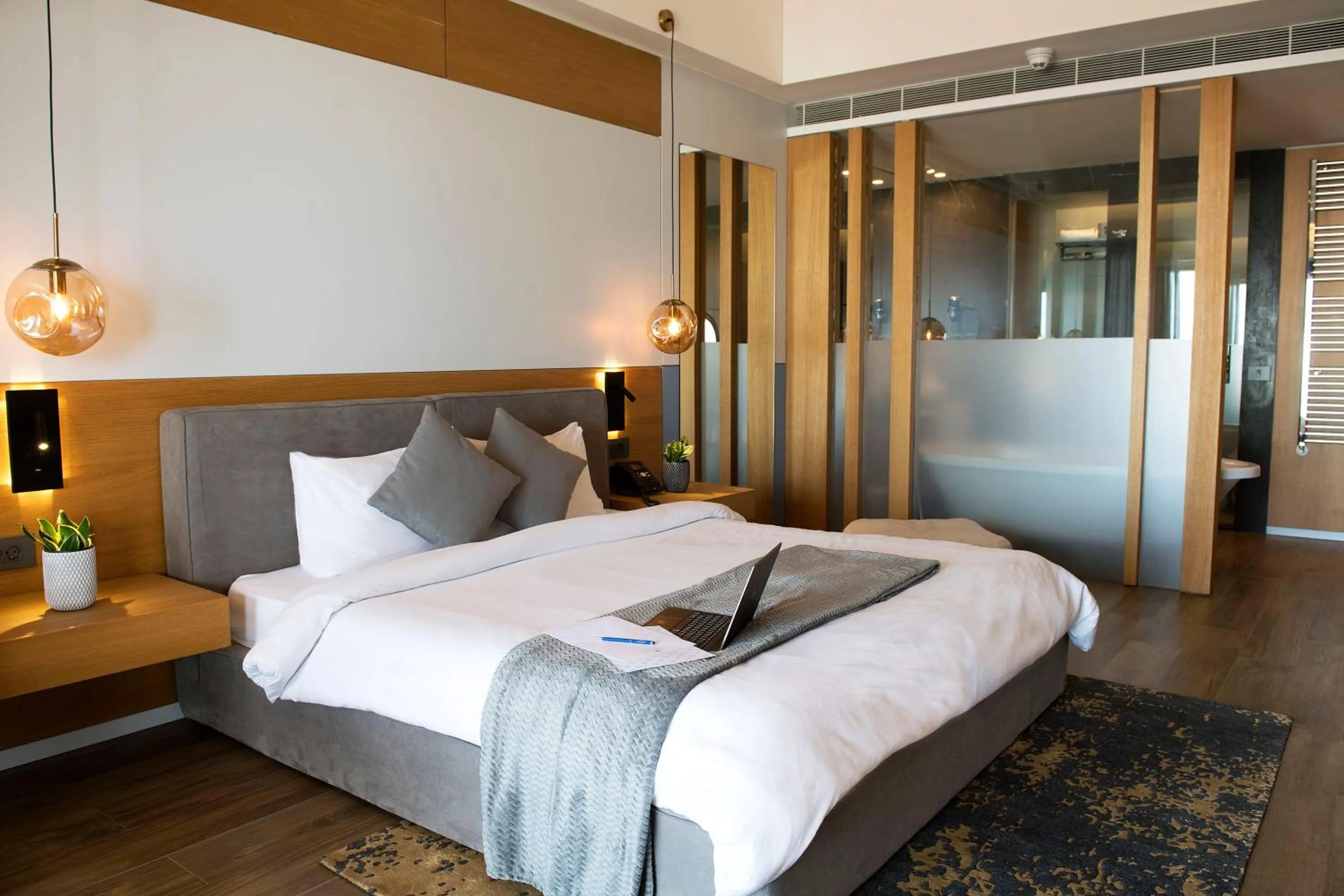 Bathroom, Bed in Oakridge Hotel & Spa