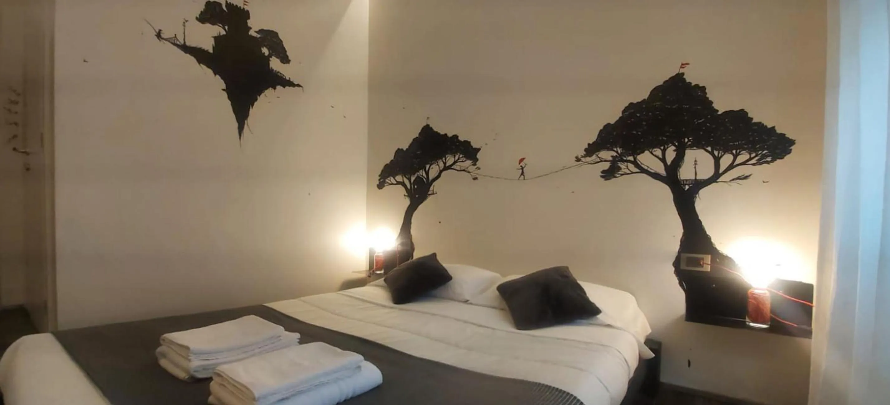 Bed in Street Art Inn Florence