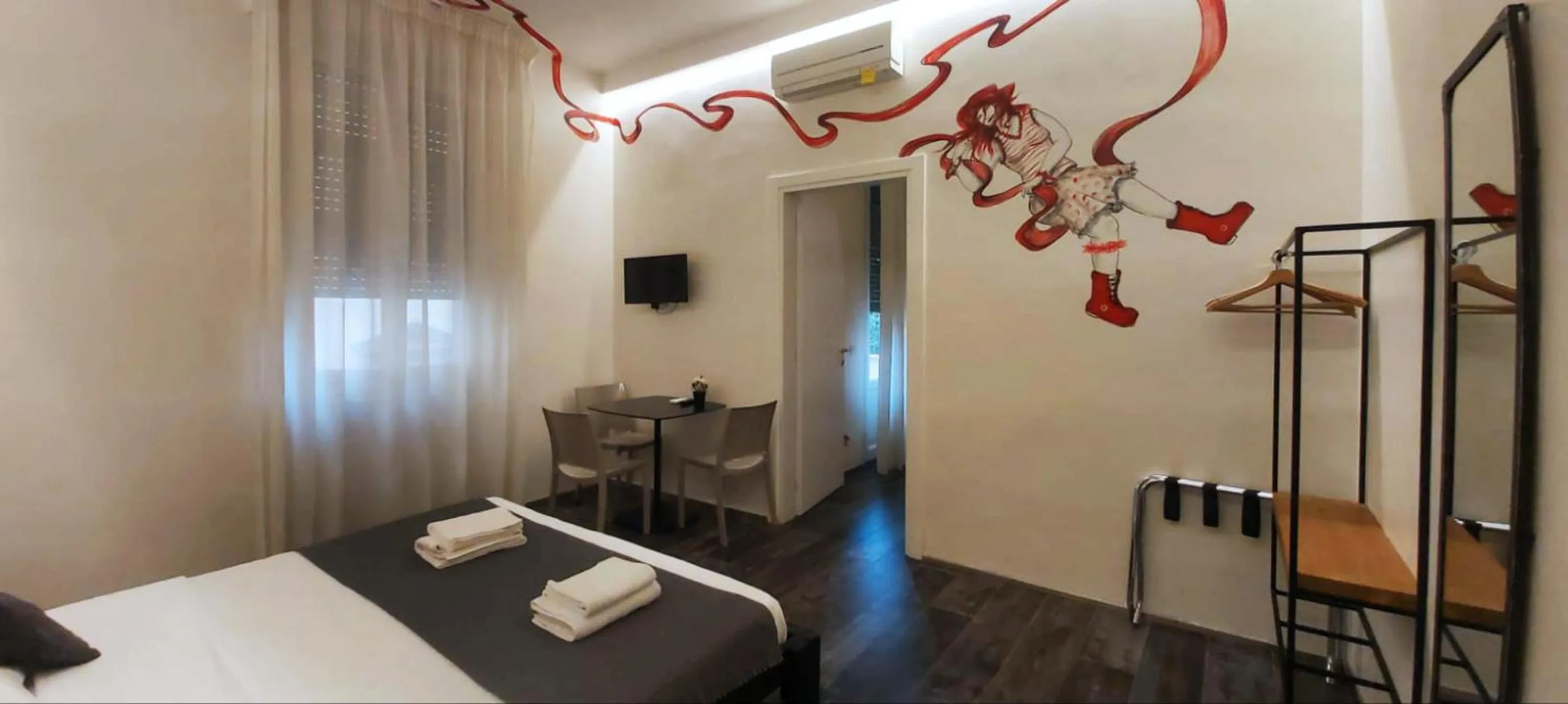 Bed in Street Art Inn Florence